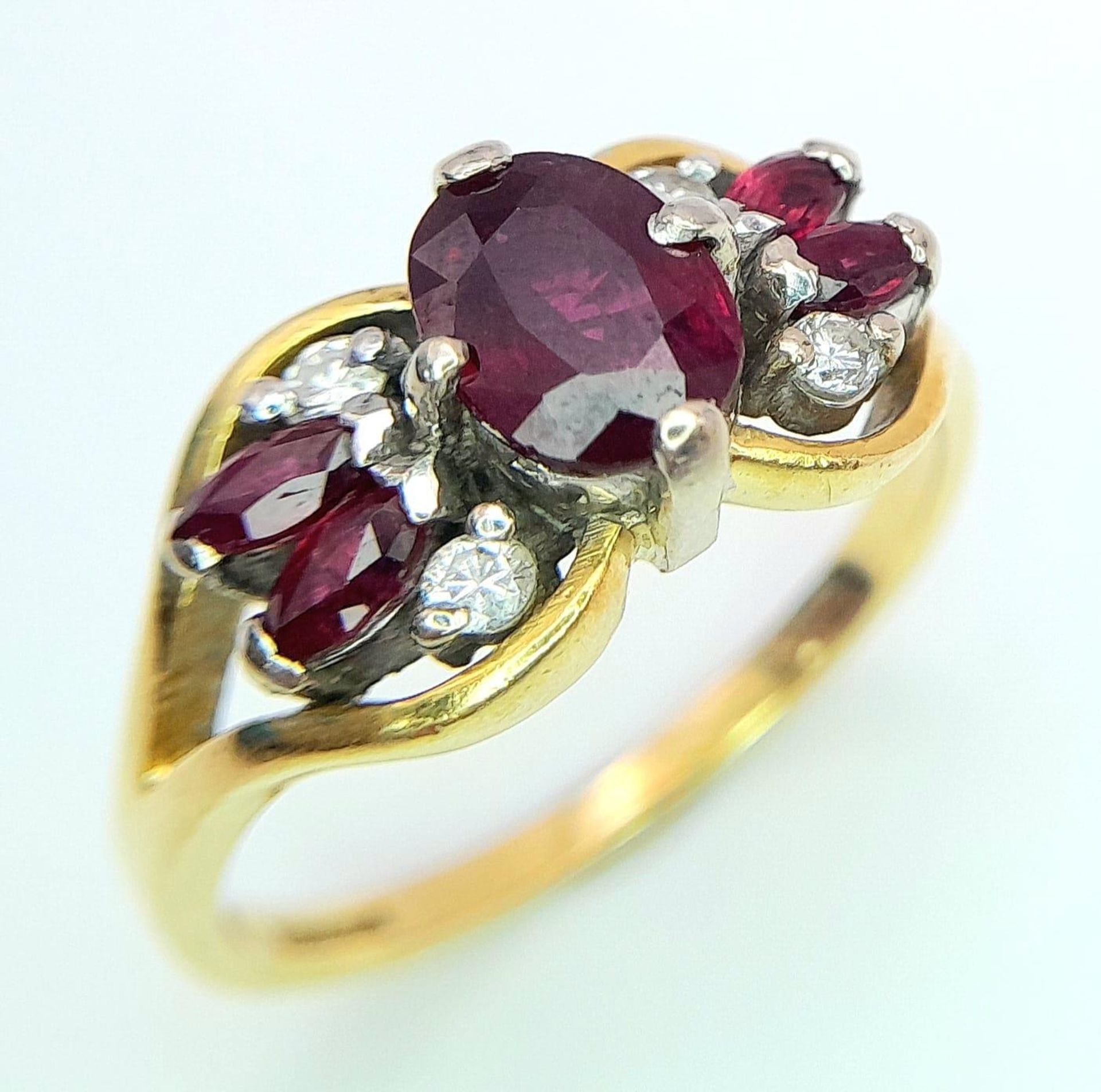 AN 18K YELLOW GOLD FANCY DIAMOND & THAI RUBY RING. 5.1G. SIZE M.