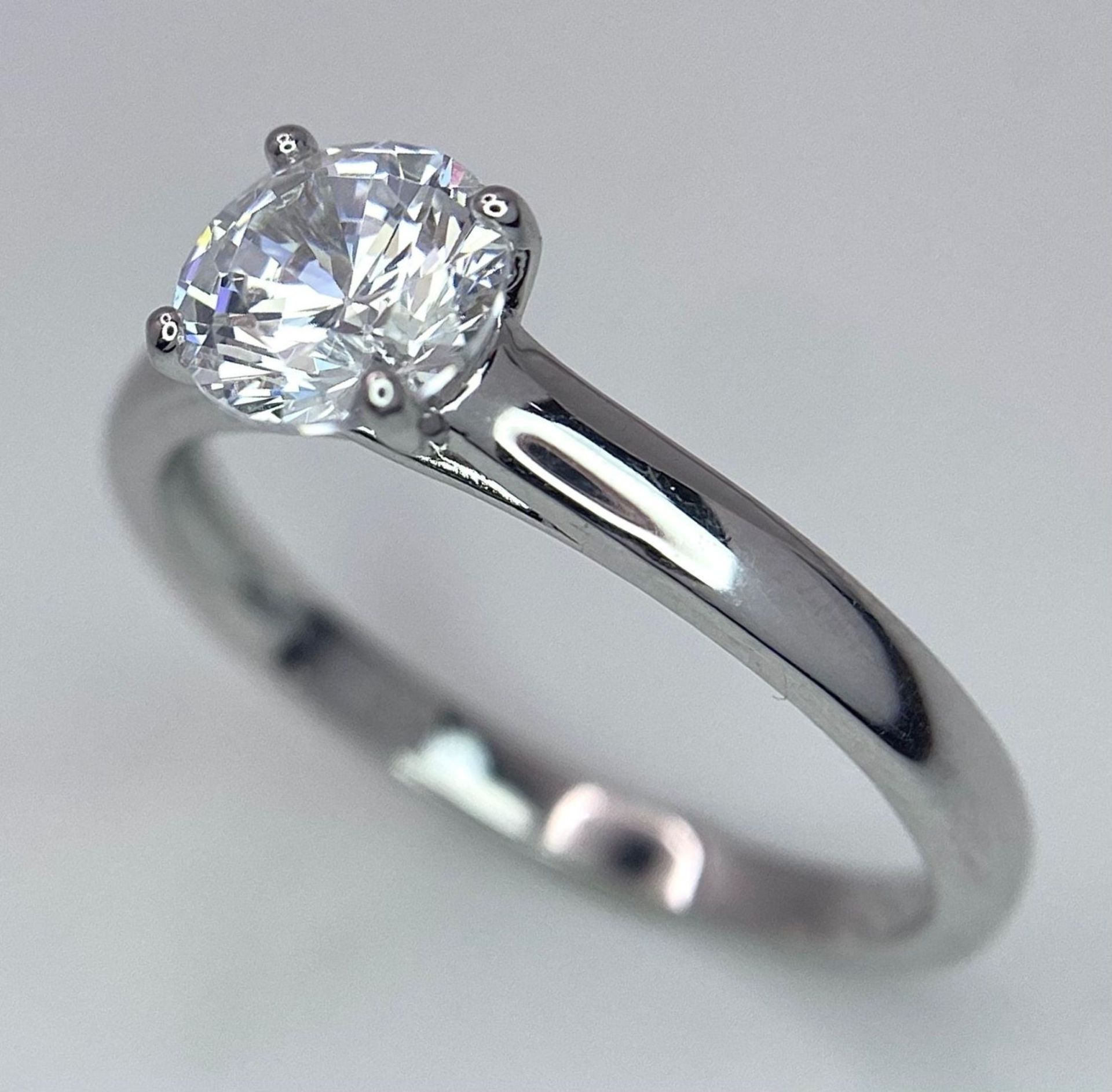 A sterling silver solitaire ring with a round cut cubic zirconium. Size: N, weight: 2 g. - Bild 7 aus 16