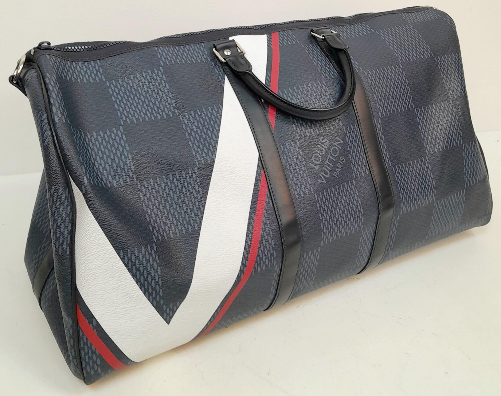 A Louis Vuitton America's Cup Oversized Keepall. Damier canvas in dark blue with a 'V' Gaston logo - - Bild 2 aus 9