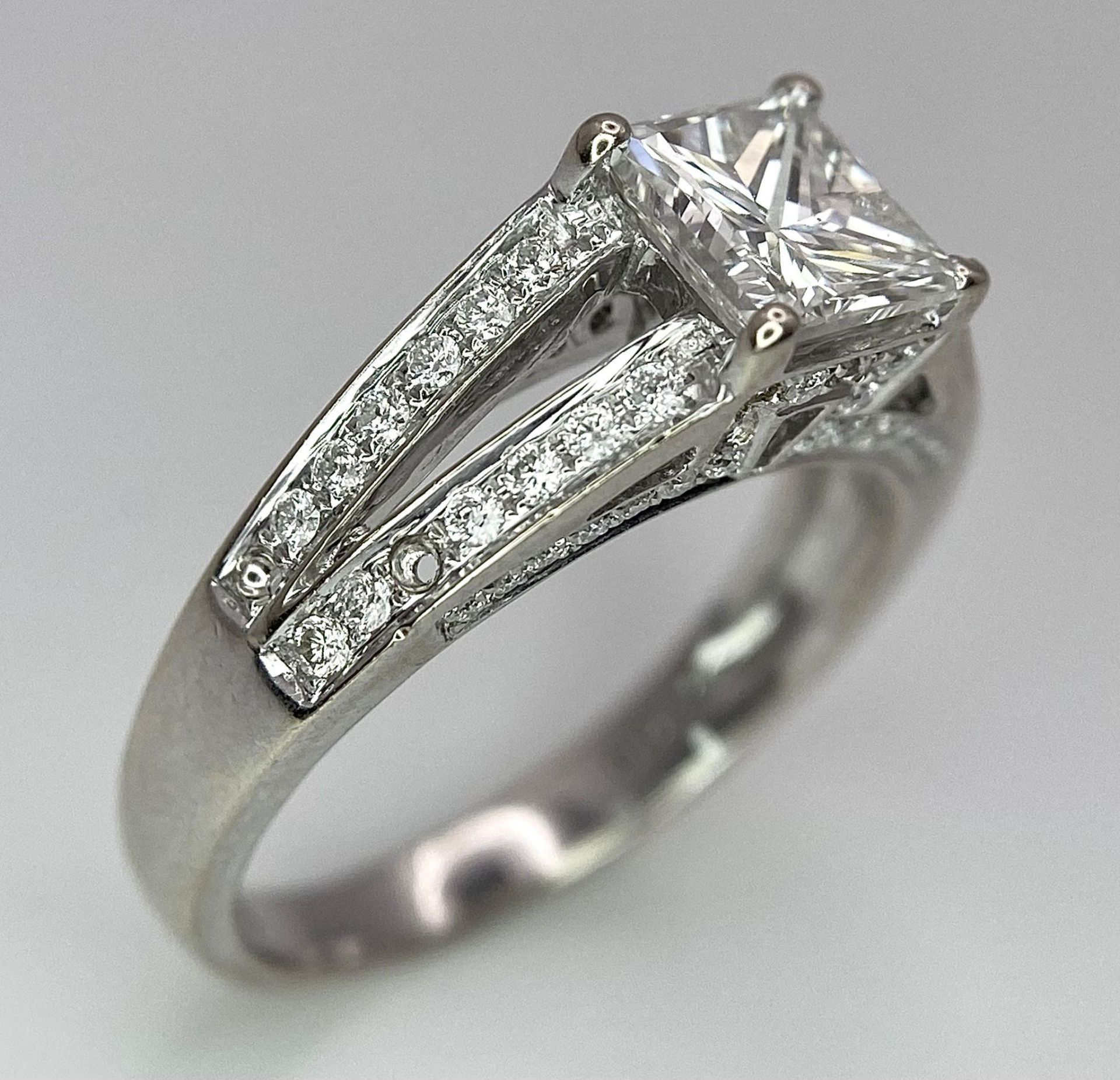 An 18K White Gold Diamond Ring. Central VS2 1ct Princess Cut Near White Diamond with Round Cut - Image 5 of 10
