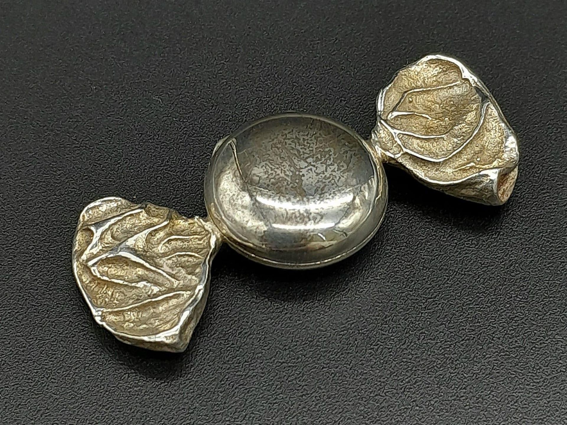 A Sterling Silver Small BonBon Shaped Pill Box. 4cm - Bild 4 aus 9