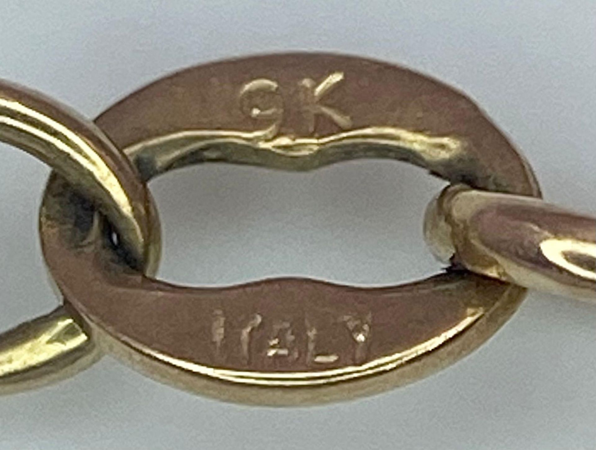An 18K Yellow Gold Flat Curb Link Bracelet. 19cm. 4.25g weight. - Bild 5 aus 6