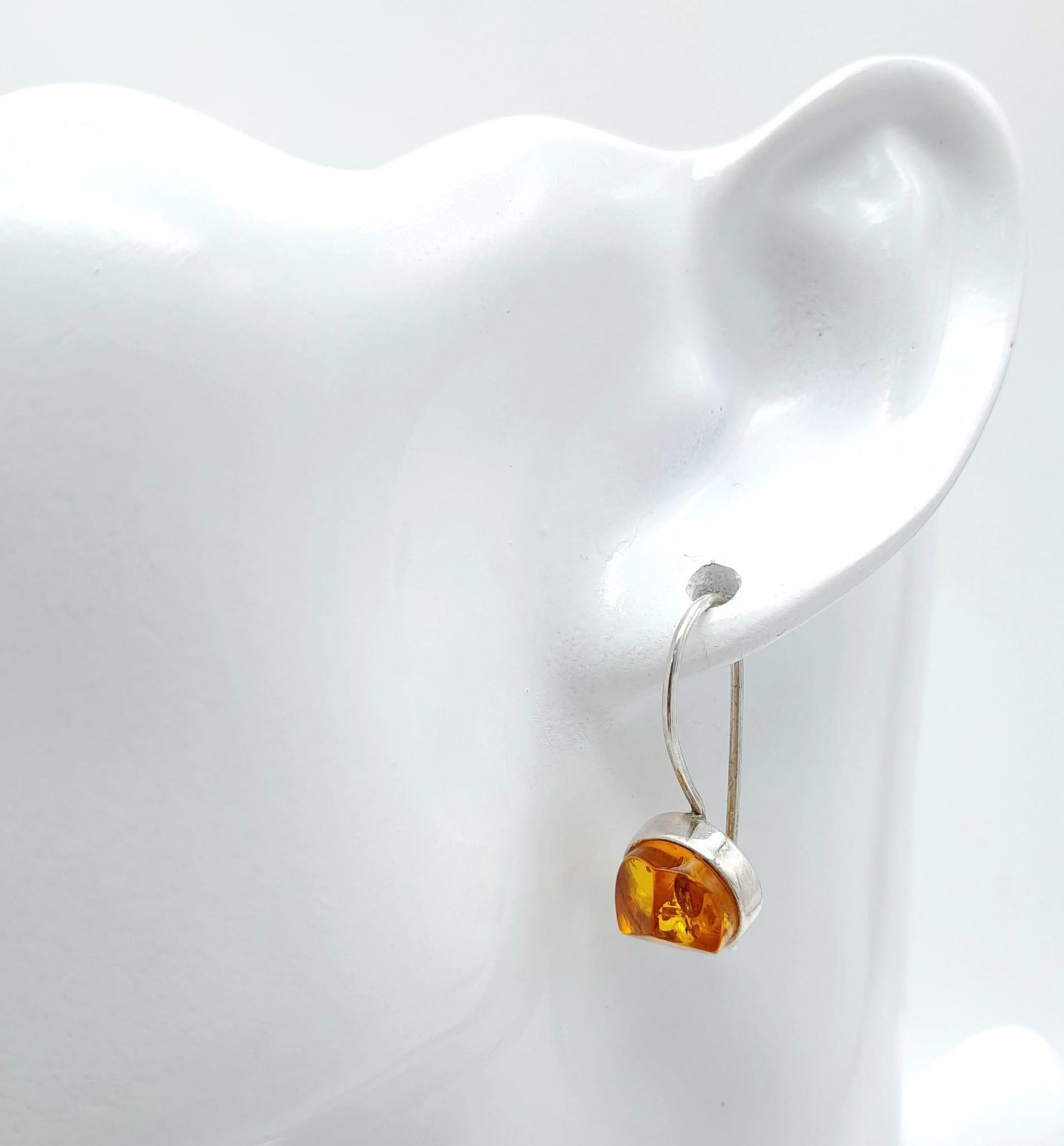 A matching set of 925 silver Amber jewellery include a pair of earrings and a pendant on silver - Bild 10 aus 13