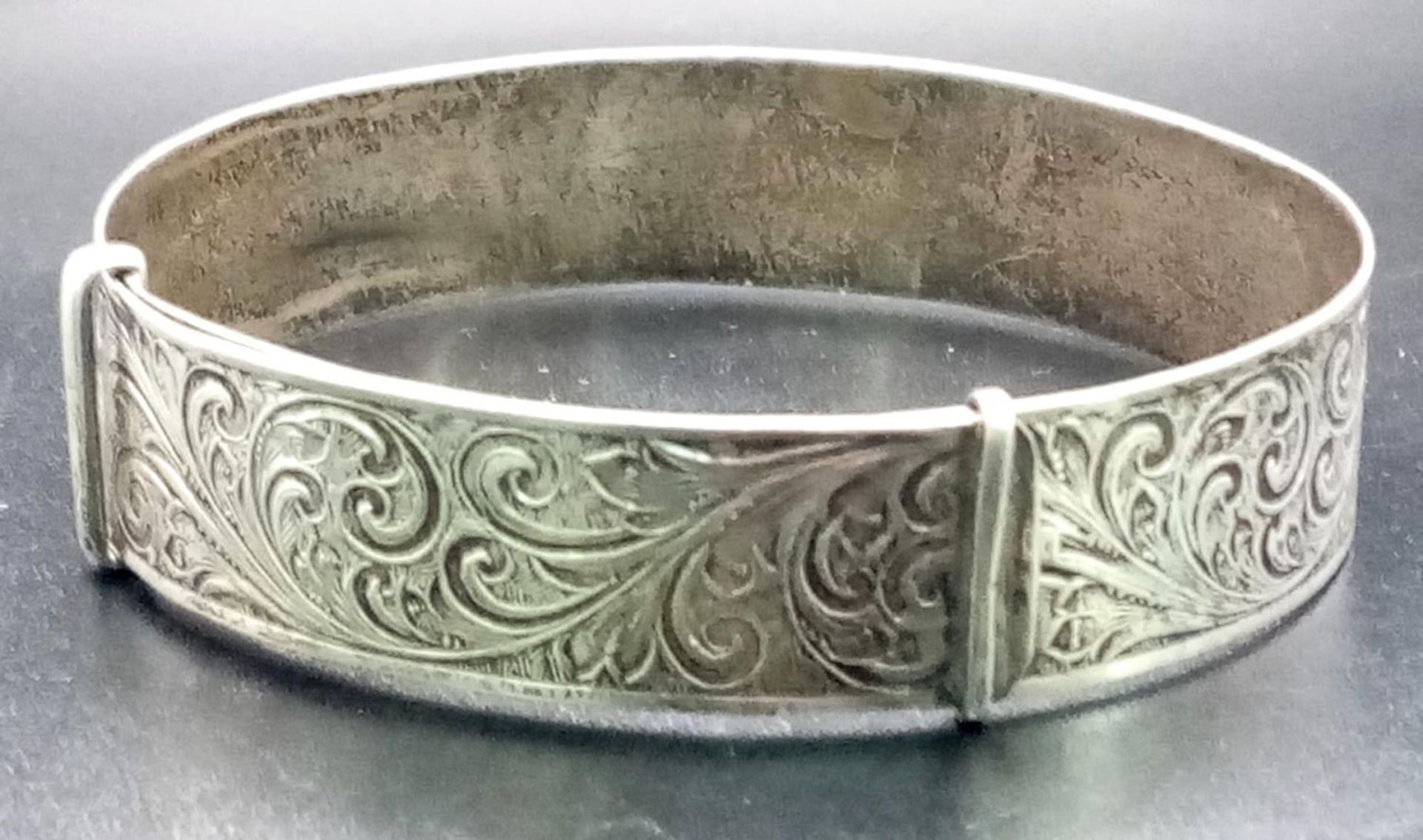 A vintage sterling silver adjustable bangle with fabulous engravings. Come with full London - Bild 5 aus 6