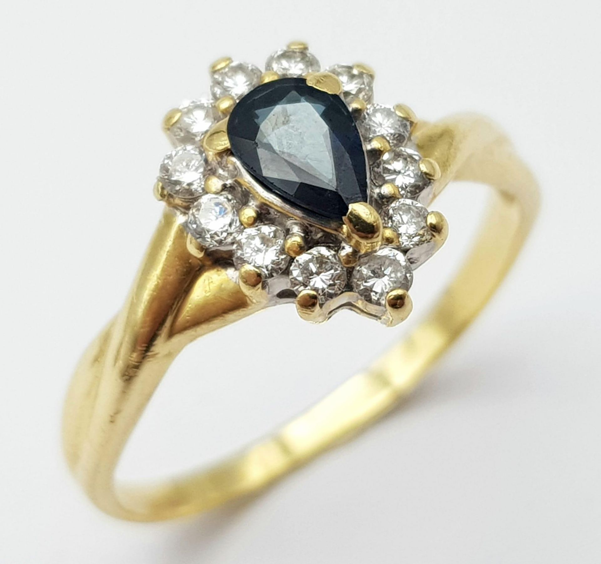 AN 18K YELLOW GOLD DIAMOND & SAPPHIRE PEAR SHAPED CLUSTER RING. 3.2G. SIZE R.