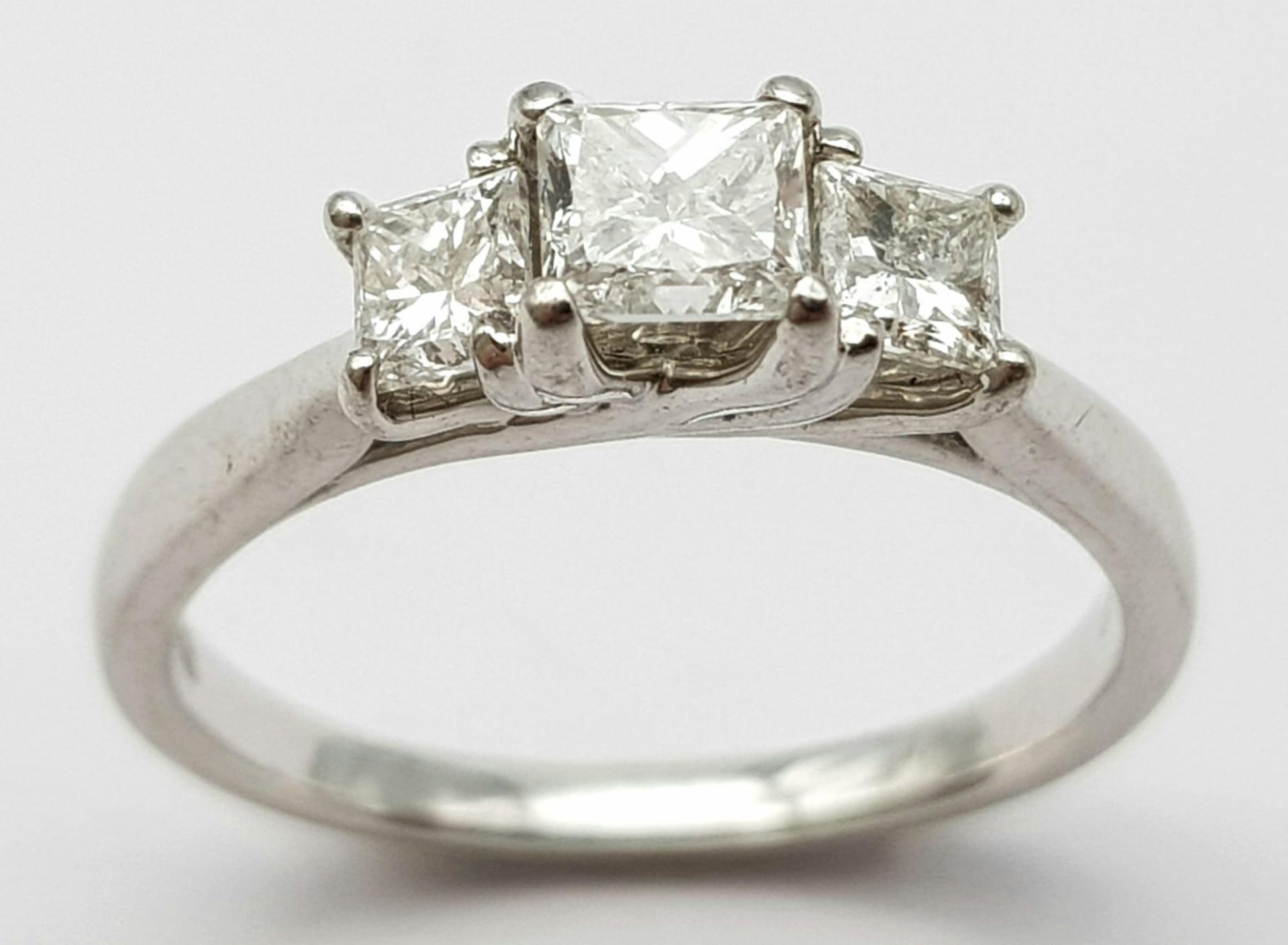 AN 18K WHITE GOLD TRILOGY PRINCESS CUT DIAMOND RING - 0.75CTW. 3.2G. SIZE K. - Bild 2 aus 6