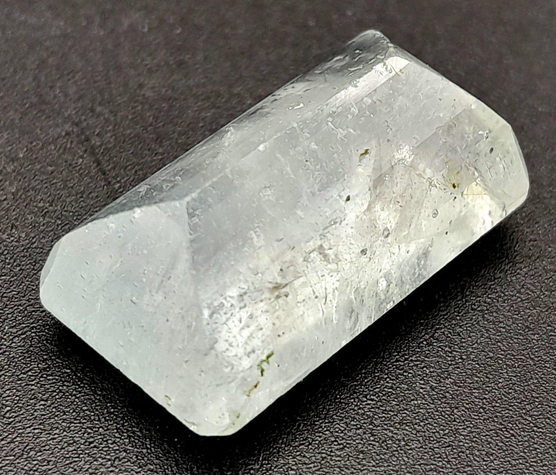 A 31.53ct Madagascar Natural Mines Aquamarine, with the Octagon cut. Comes with the AIG Certificate. - Bild 2 aus 4