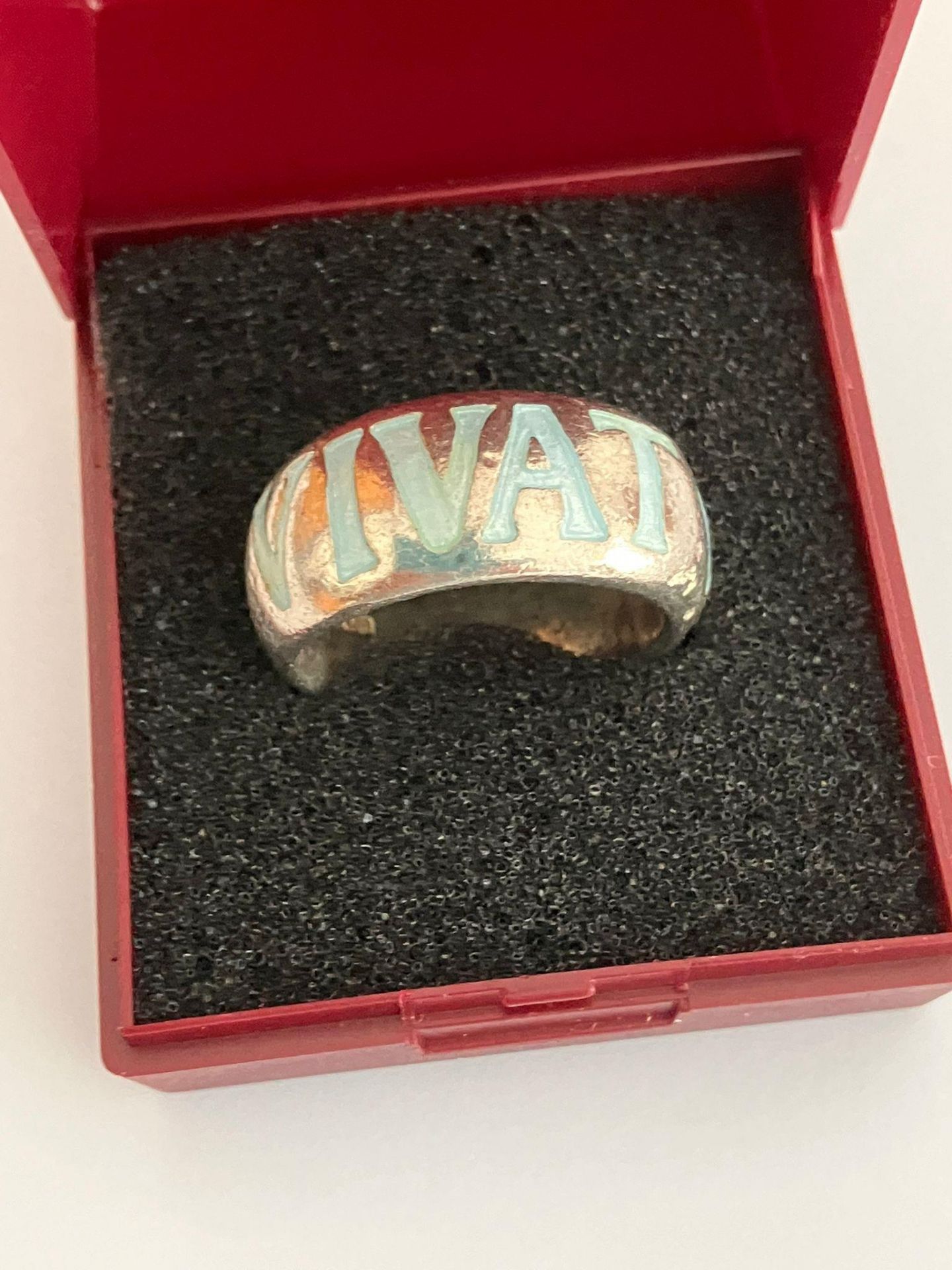 Genuine Wright & Teague VIVAT AMOR SILVER RING. Full hallmark and complete with ring box.size O - P. - Image 2 of 4