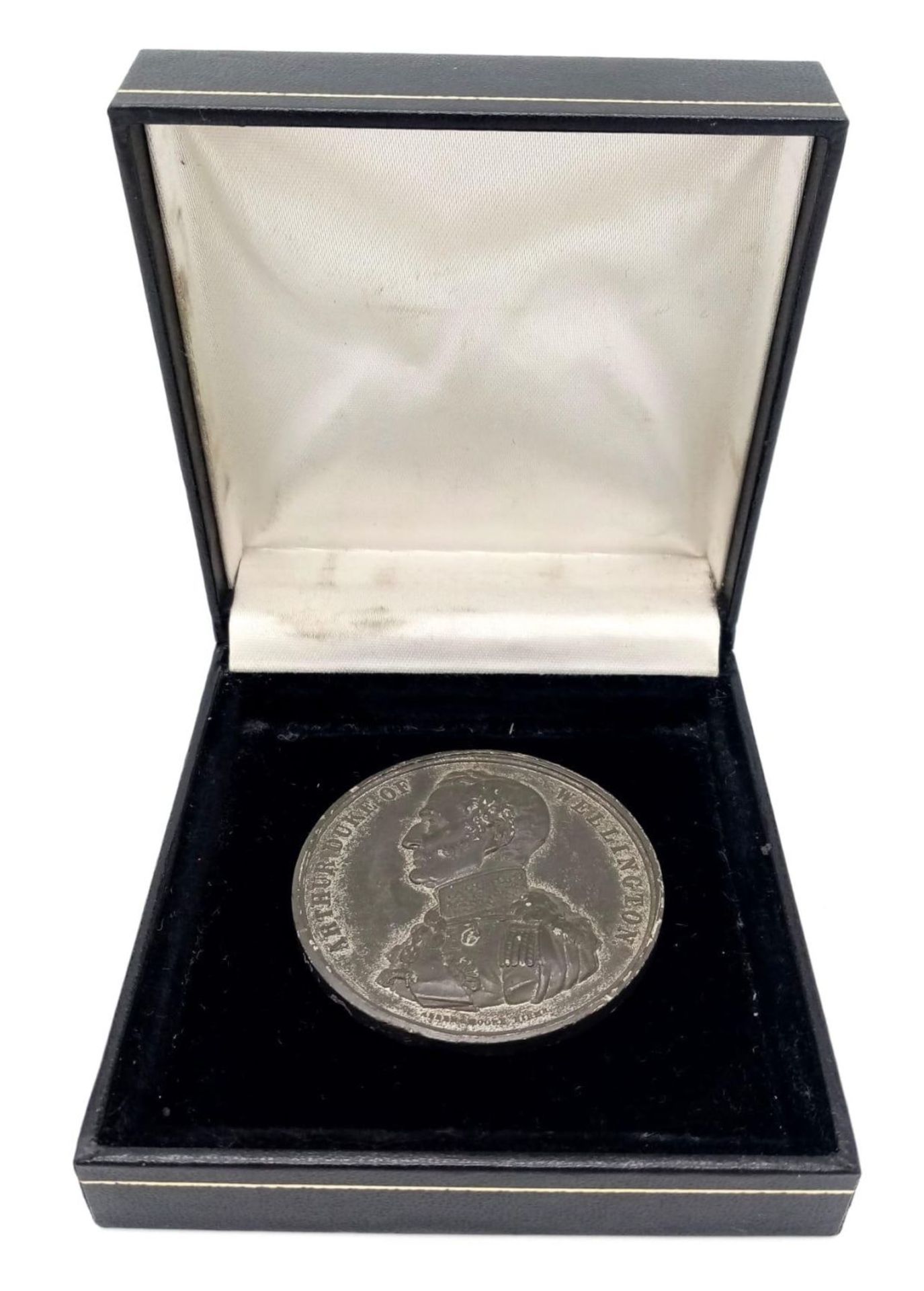 An Antique Commemorative White Metal Medal for the ‘Death of the Duke of Wellington 1852’. (Possibly - Bild 7 aus 8