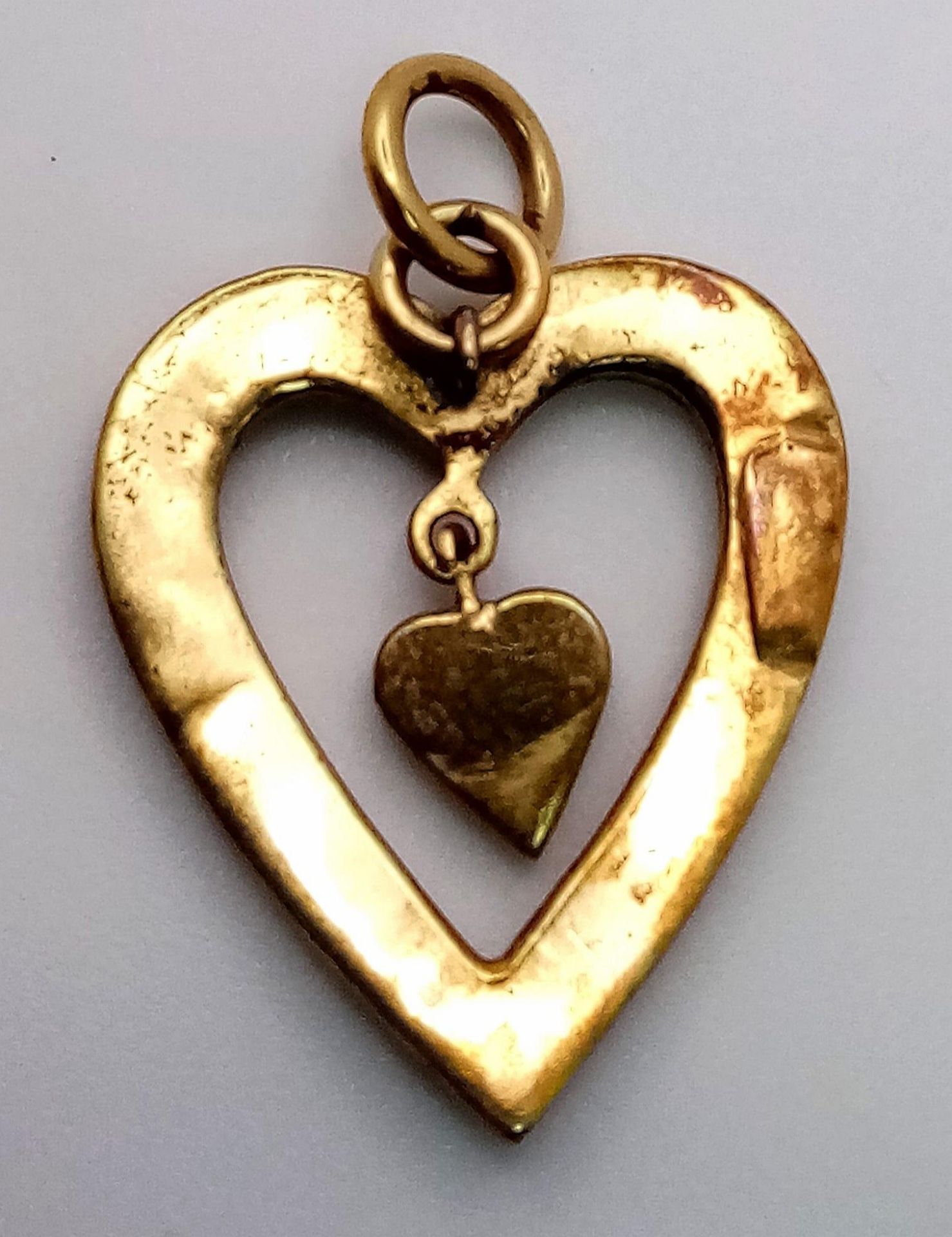 A 9 K yellow gold , heart shaped pendant loaded with garnets, height (with bail): 29 mm, weight: 2.5 - Image 2 of 3