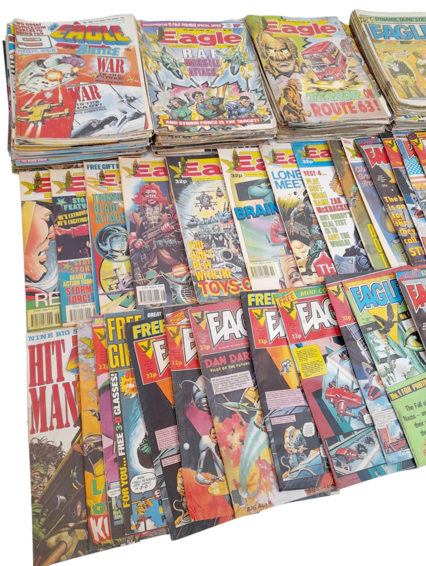 A Collection of Over 100 Vintage Eagle Comics. - Bild 3 aus 7