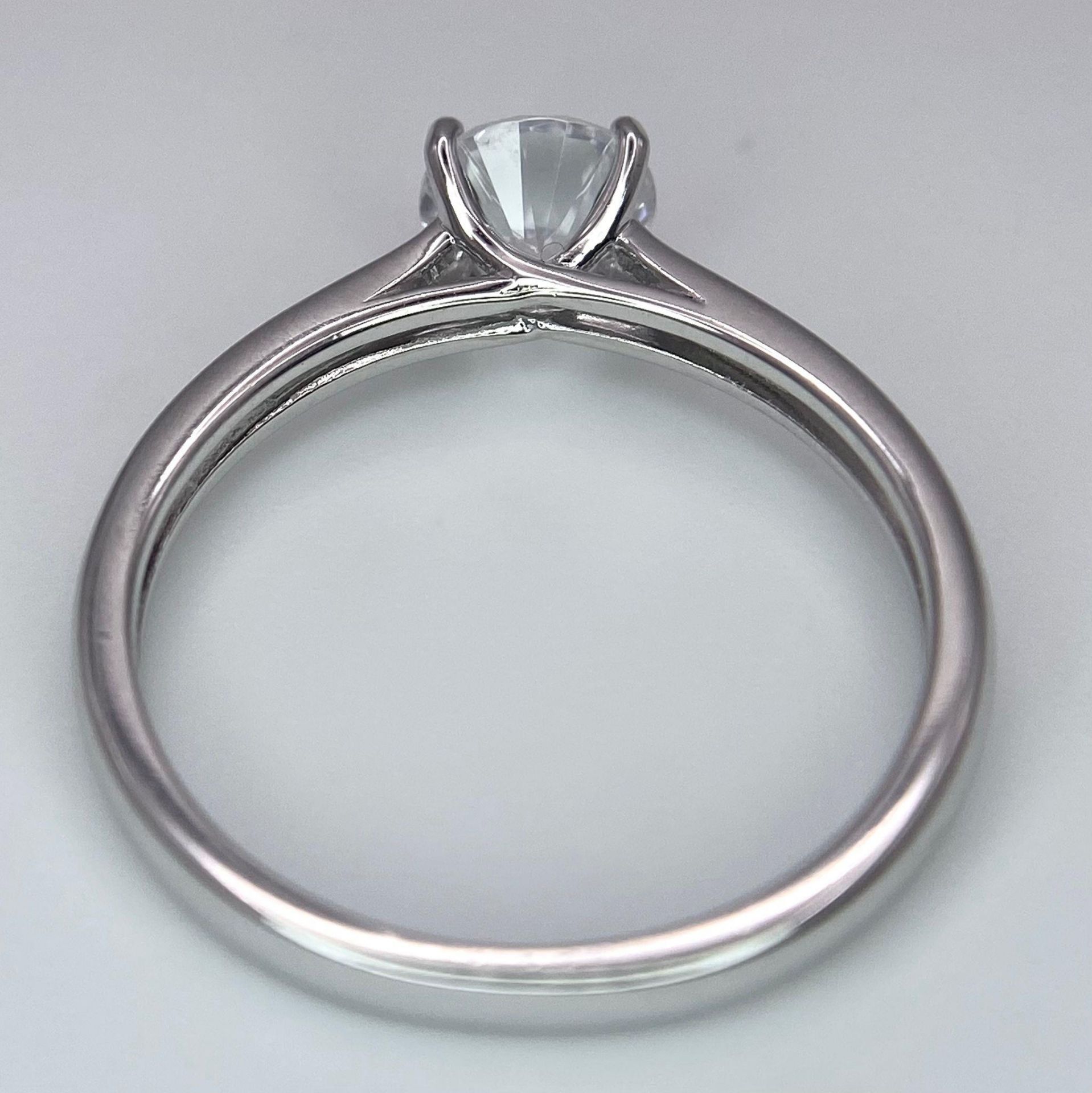 A sterling silver solitaire ring with a round cut cubic zirconium. Size: N, weight: 2 g. - Bild 10 aus 16