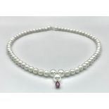 A faux pearl necklace with a 14 K yellow gold clasp and a small amethyst pendant. Length: 43 cm,