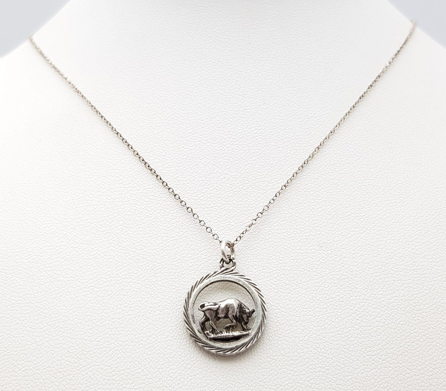 A vintage 925 silver bull pendant on silver belcher chain. Total weight 3.1G. Total length 42cm. - Image 3 of 8