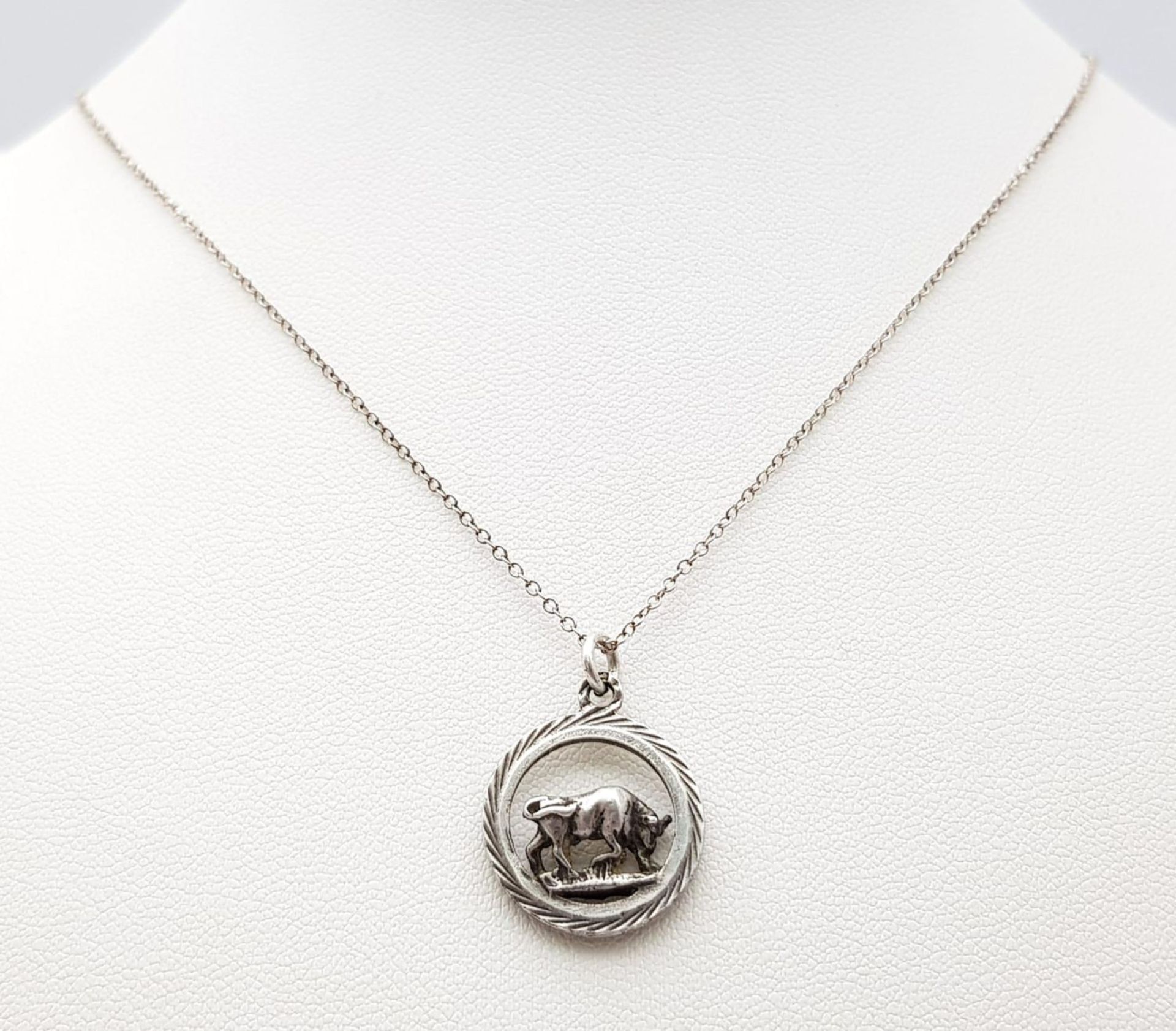 A vintage 925 silver bull pendant on silver belcher chain. Total weight 3.1G. Total length 42cm. - Bild 3 aus 8