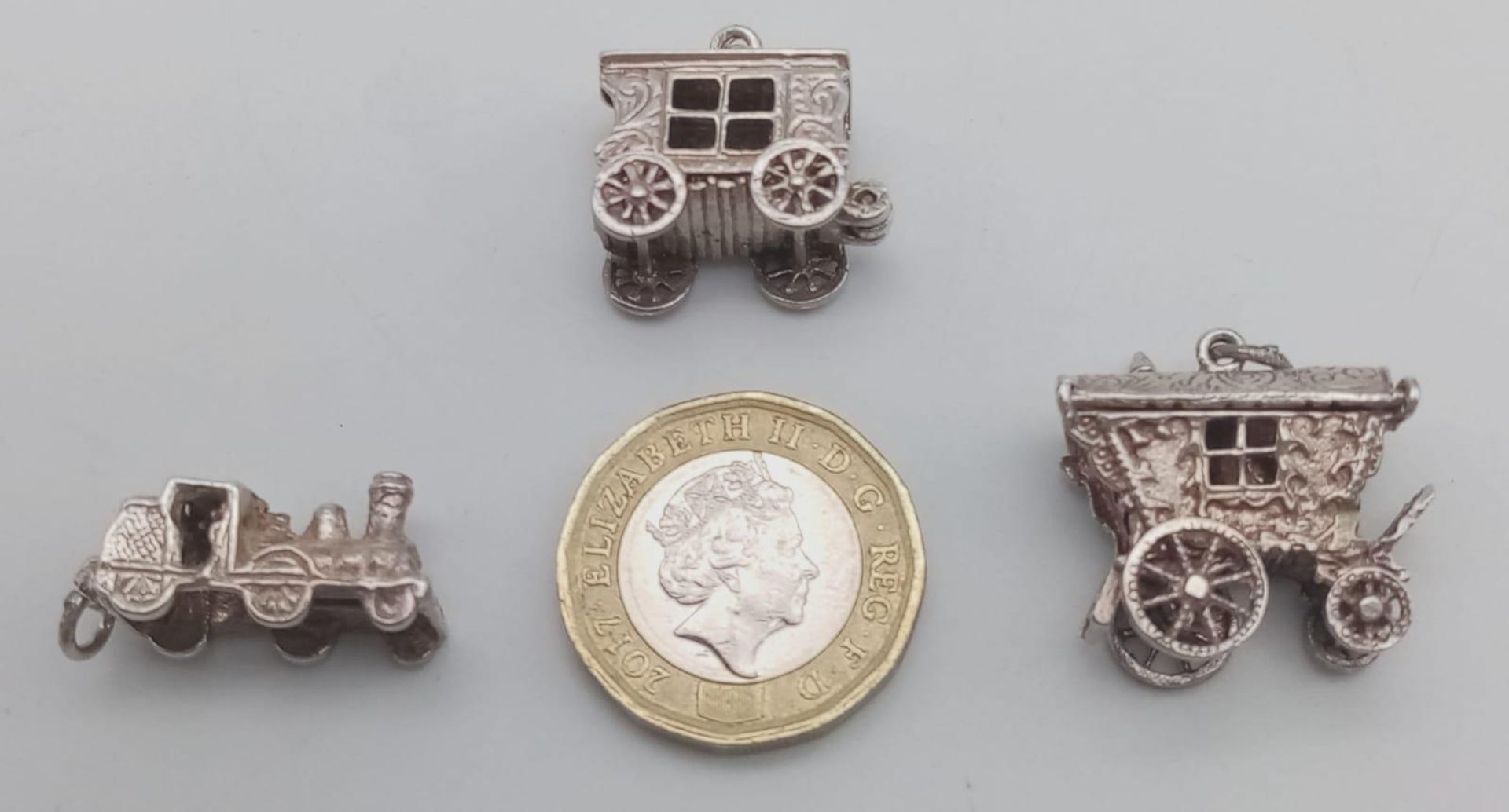 A collection of 3 sterling silver automotive charms/pendants. Total weight 17.4G. - Image 6 of 6