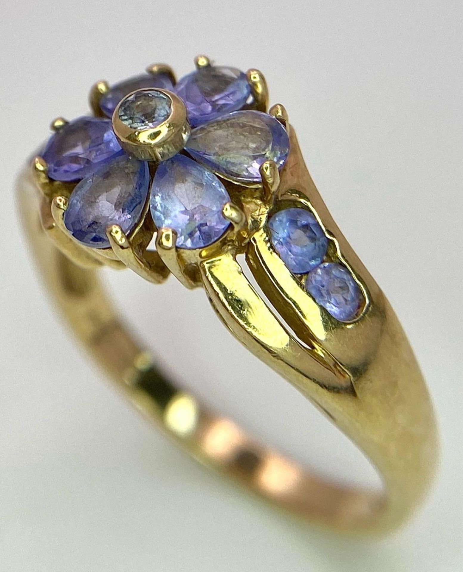 A 9K GOLD RING WITH FLORAL SHAPED AMETHYST STONES . 3.2gms size N - Bild 2 aus 5