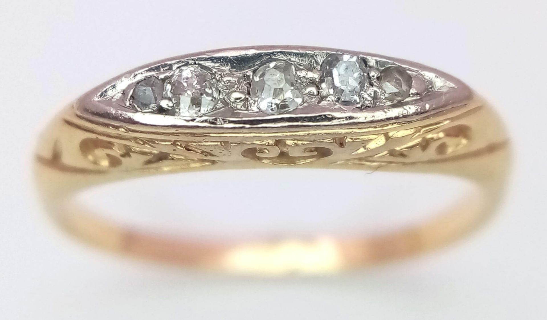 An antique yellow gold (tests 18 K) ring with a band of five old cut diamonds resting on a hand- - Bild 2 aus 8