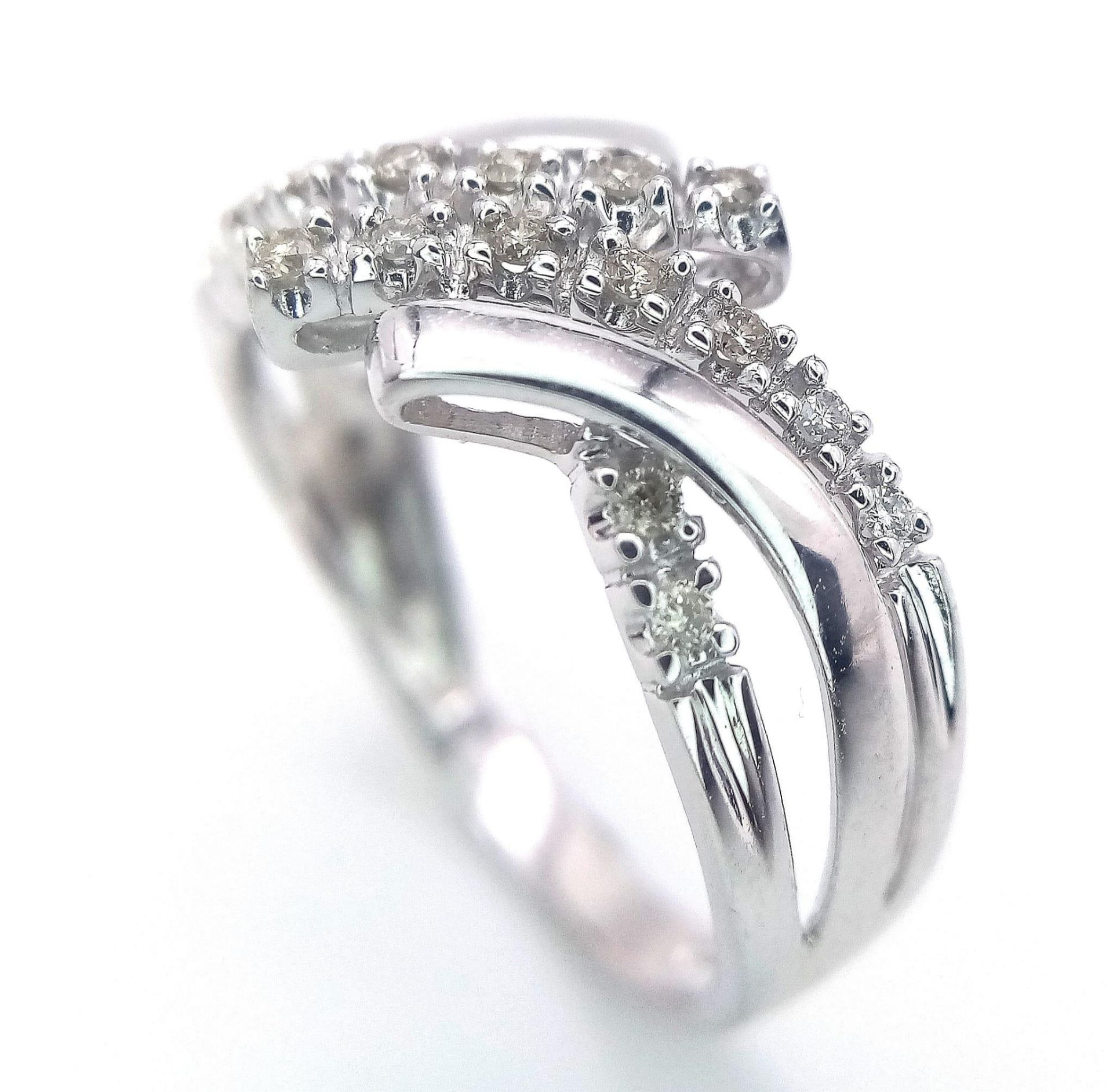 A FANCY 9K WHITE GOLD DIAMOND CROSSOVER RING, APPROX 0.15CT DIAMONDS, WEIGHT 2.6G SIZE Q - Bild 4 aus 12