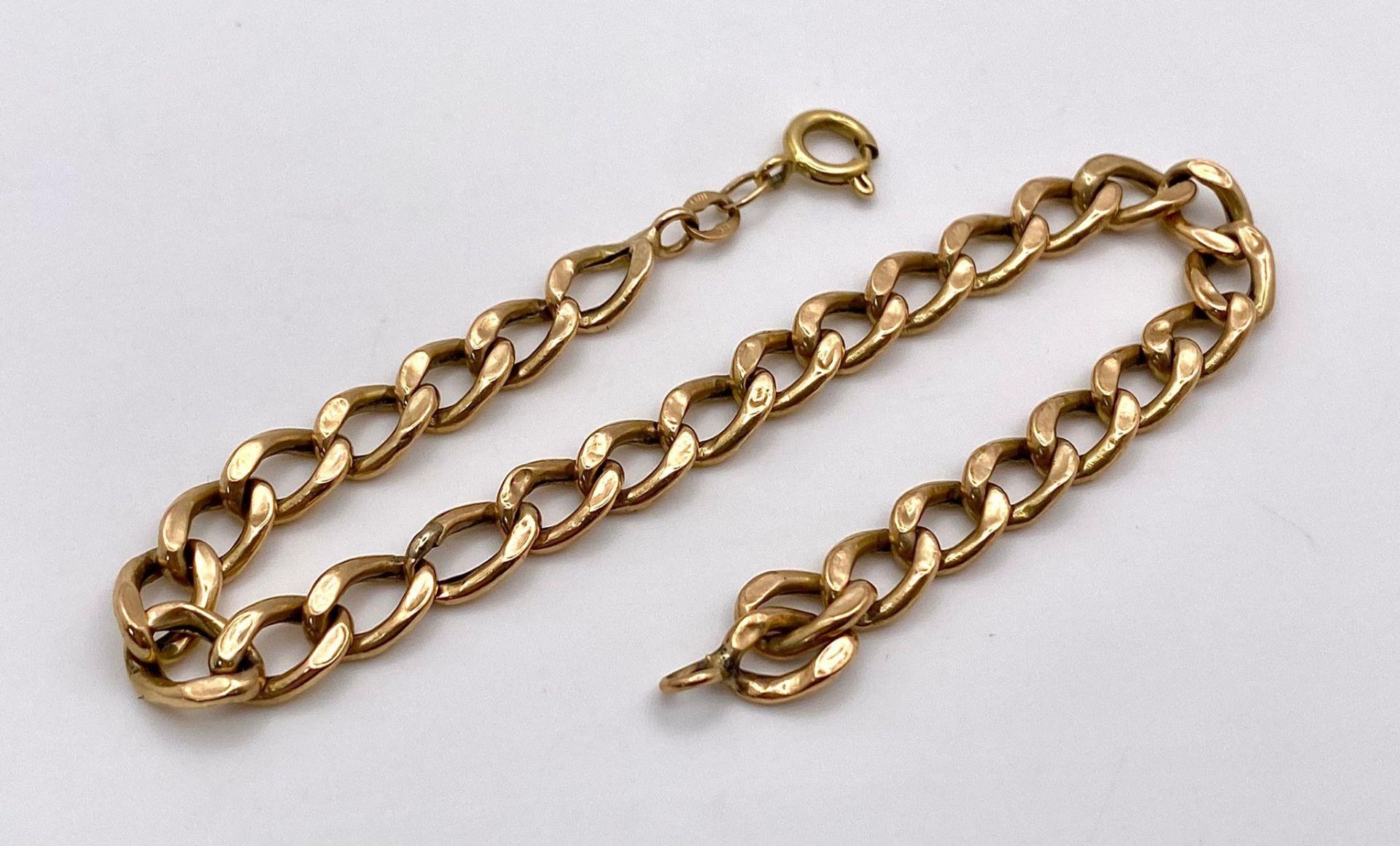 An 18K Yellow Gold Flat Curb Link Bracelet. 19cm. 4.25g weight. - Bild 2 aus 6