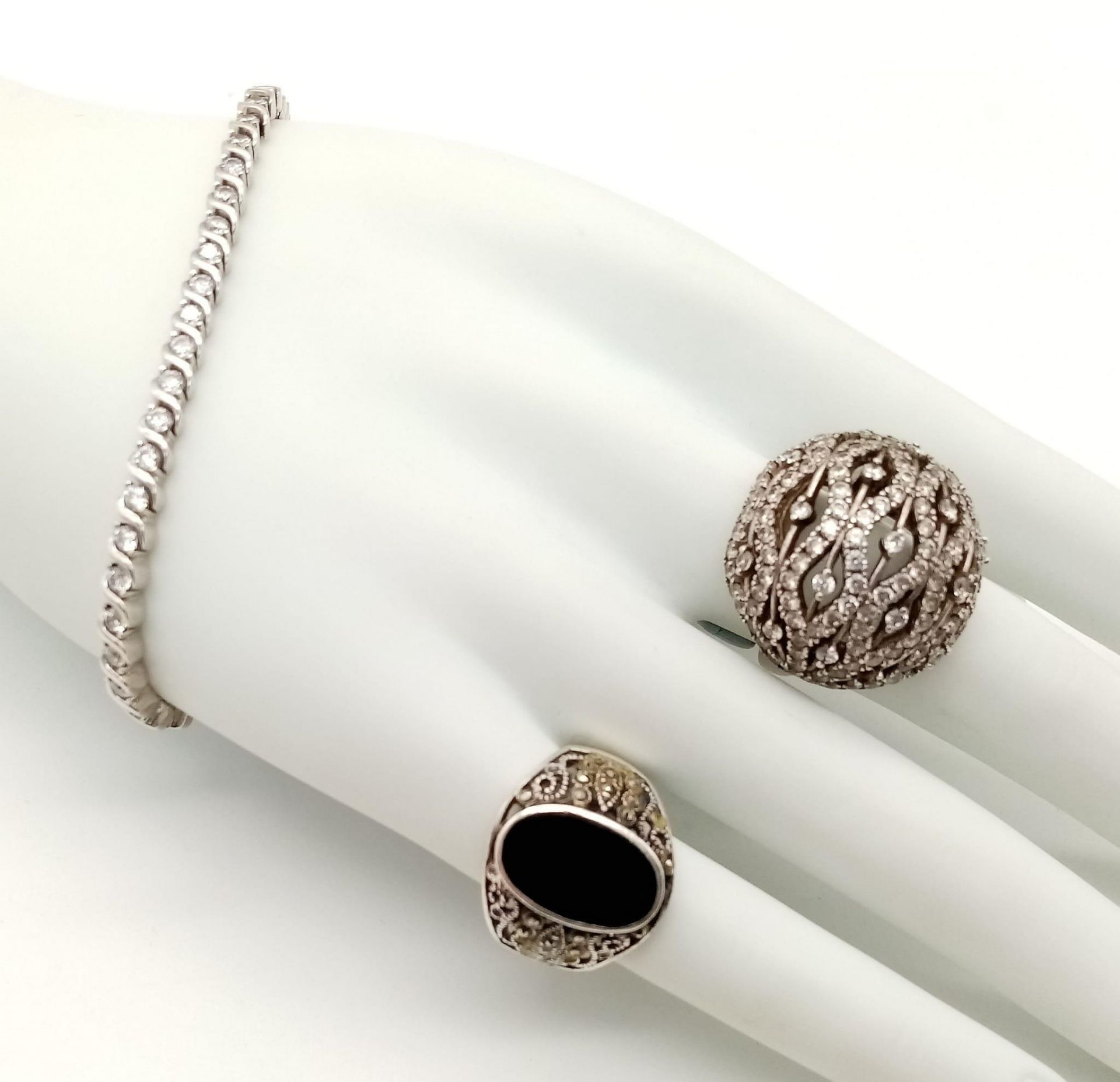 3 X STERLING SILVER ITEMS TO INCLUDE: A STONE SET TENNIS BRACELET, A STONE SET BUBBLE RING SIZE P