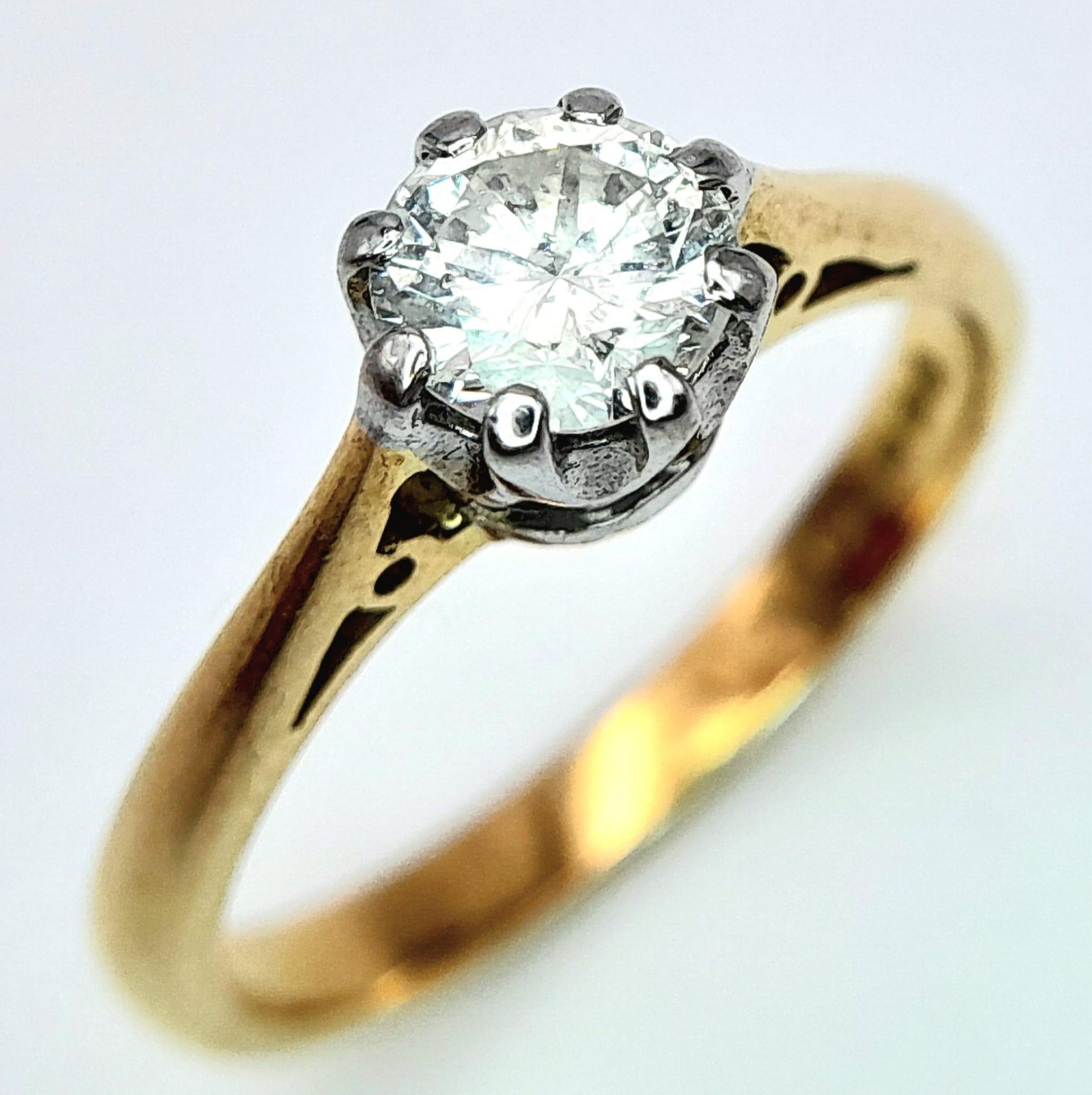 AN 18K YELLOW GOLD DIAMOND SOLITAIRE RING - 0.65CT. 8 CLAW SETTING. 3.4G. SIZE L. - Image 3 of 5
