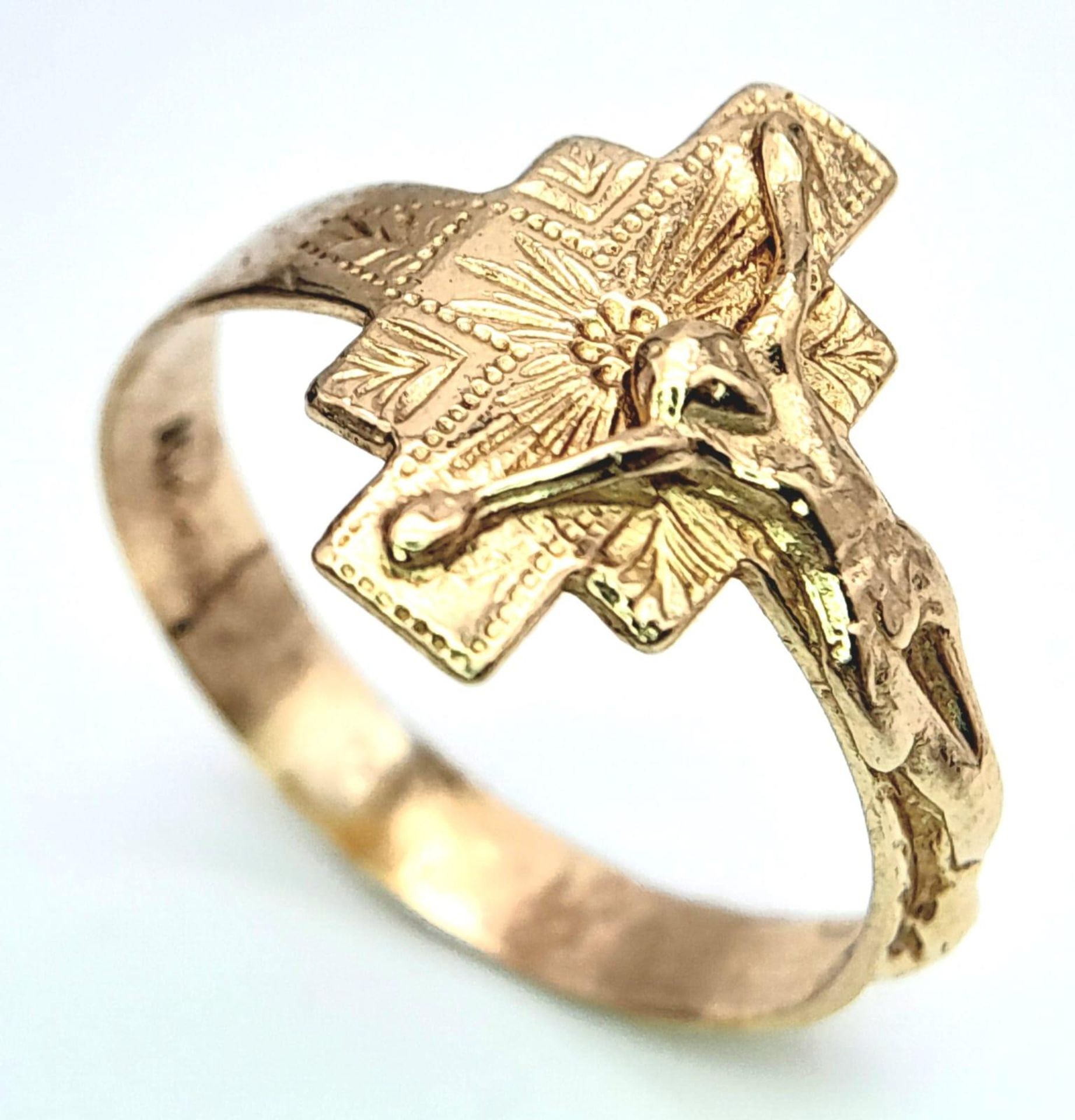 A 9K YELLOW GOLD CRUCIFIX CROSS DESIGN RING. 2.2G. SIZE Q