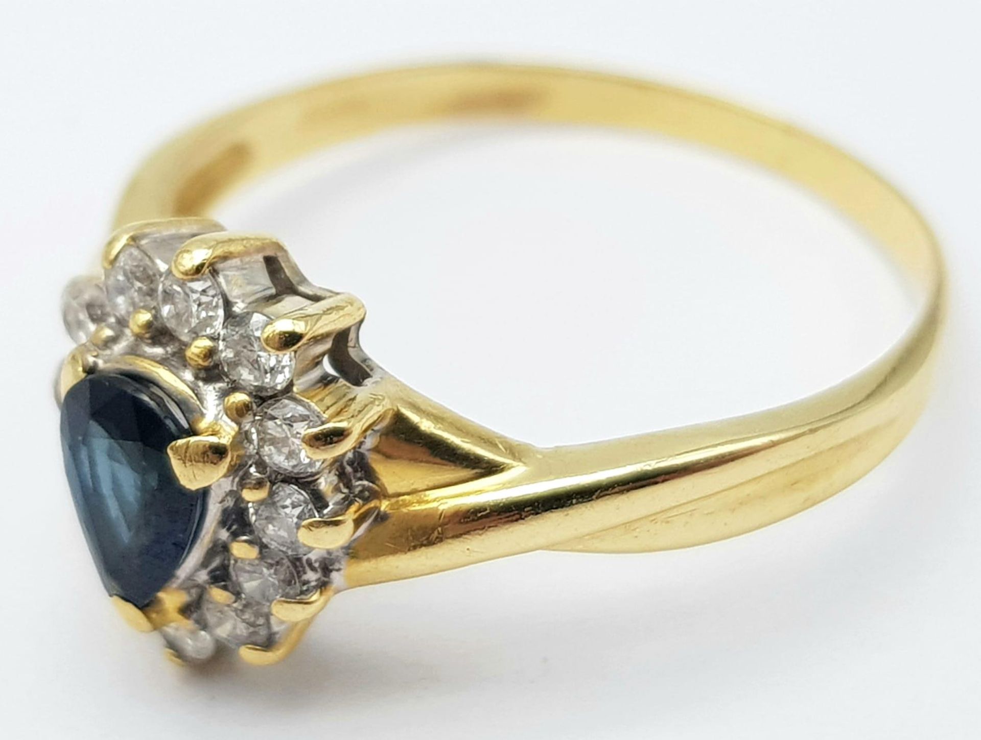 AN 18K YELLOW GOLD DIAMOND & SAPPHIRE PEAR SHAPED CLUSTER RING. 3.2G. SIZE R. - Image 3 of 5