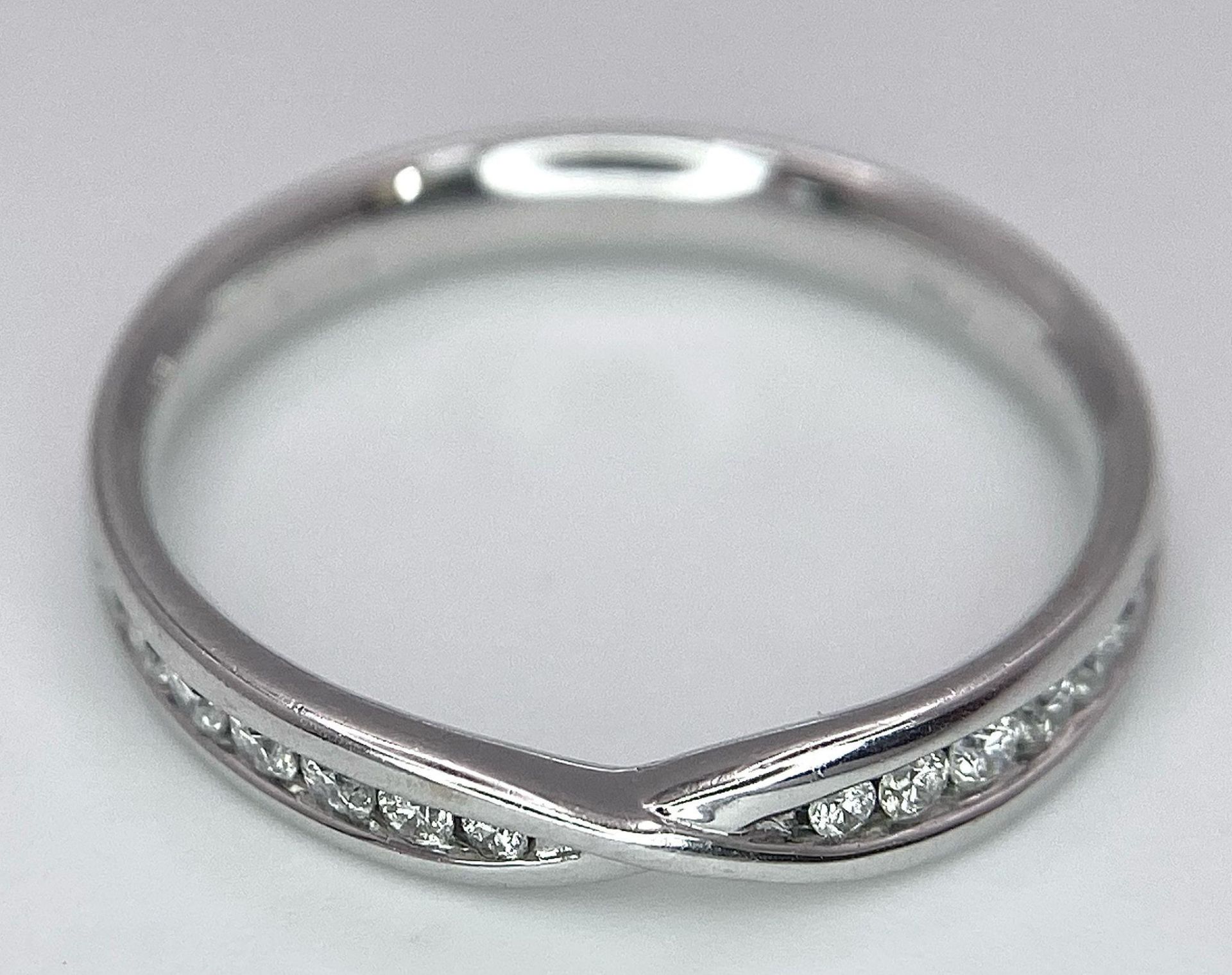 18K WHITE GOLD DIAMOND SET CROSSOVER RING - 0.20CTW. 2.9G. SIZE N. - Bild 7 aus 11