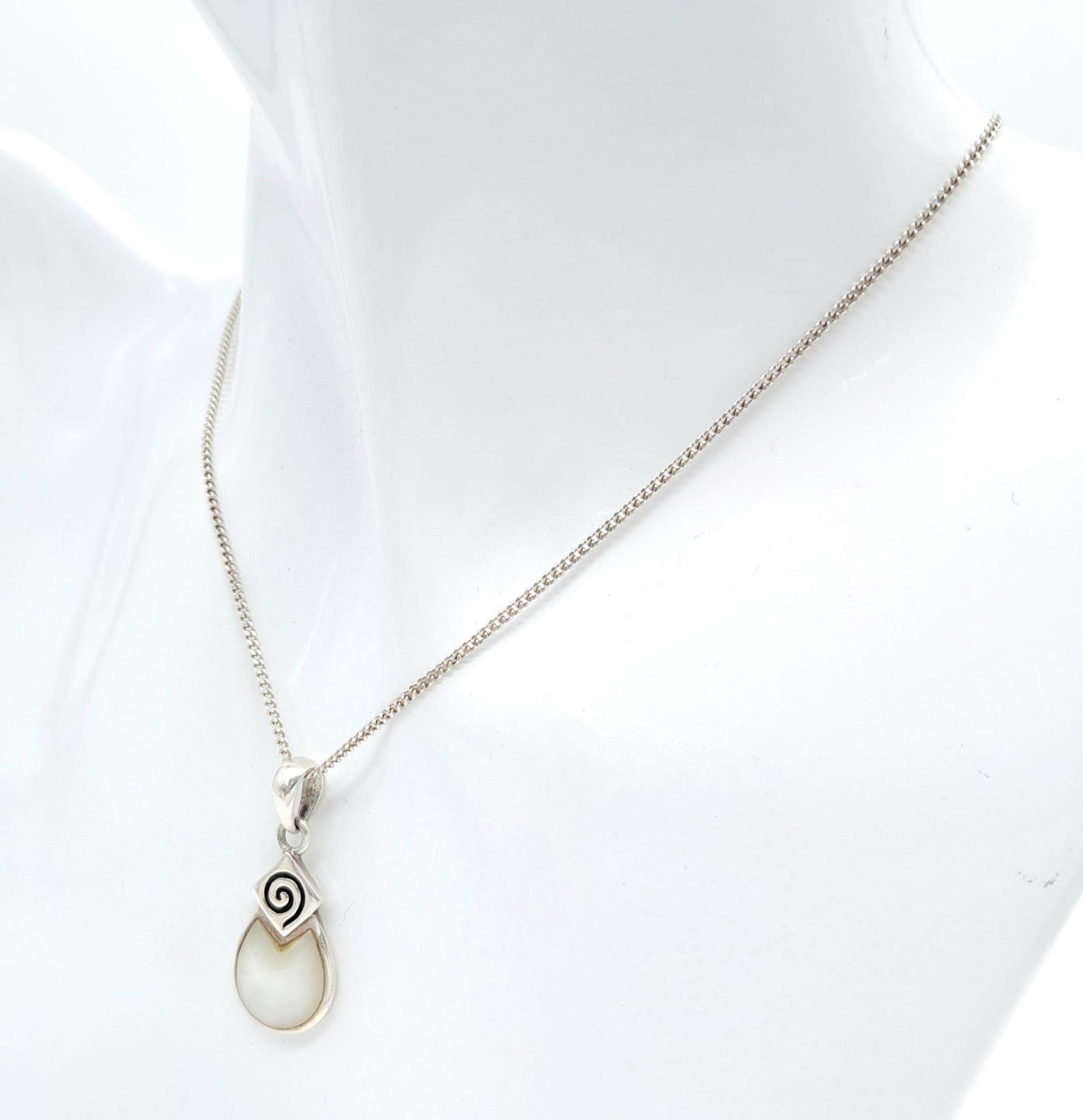 A 925 silver Mother of Pearl pendant on silver chain. Total weight4.9G. Total length 44cm. - Image 4 of 7