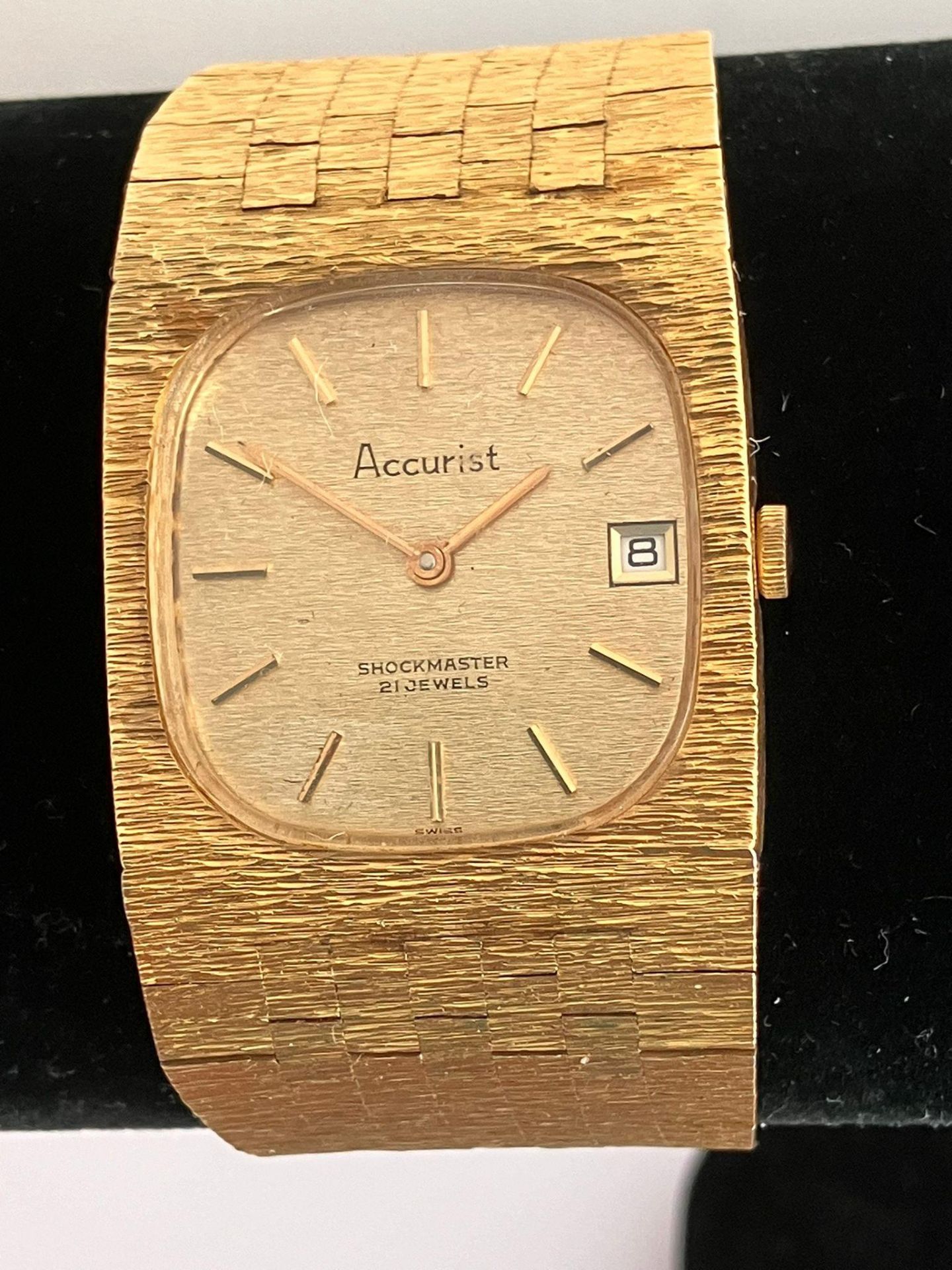 Gentlemans vintage ACCURIST SHOCKMASTER BRACELET WRISTWATCH. Gold Plated with 21 jewels. Manual