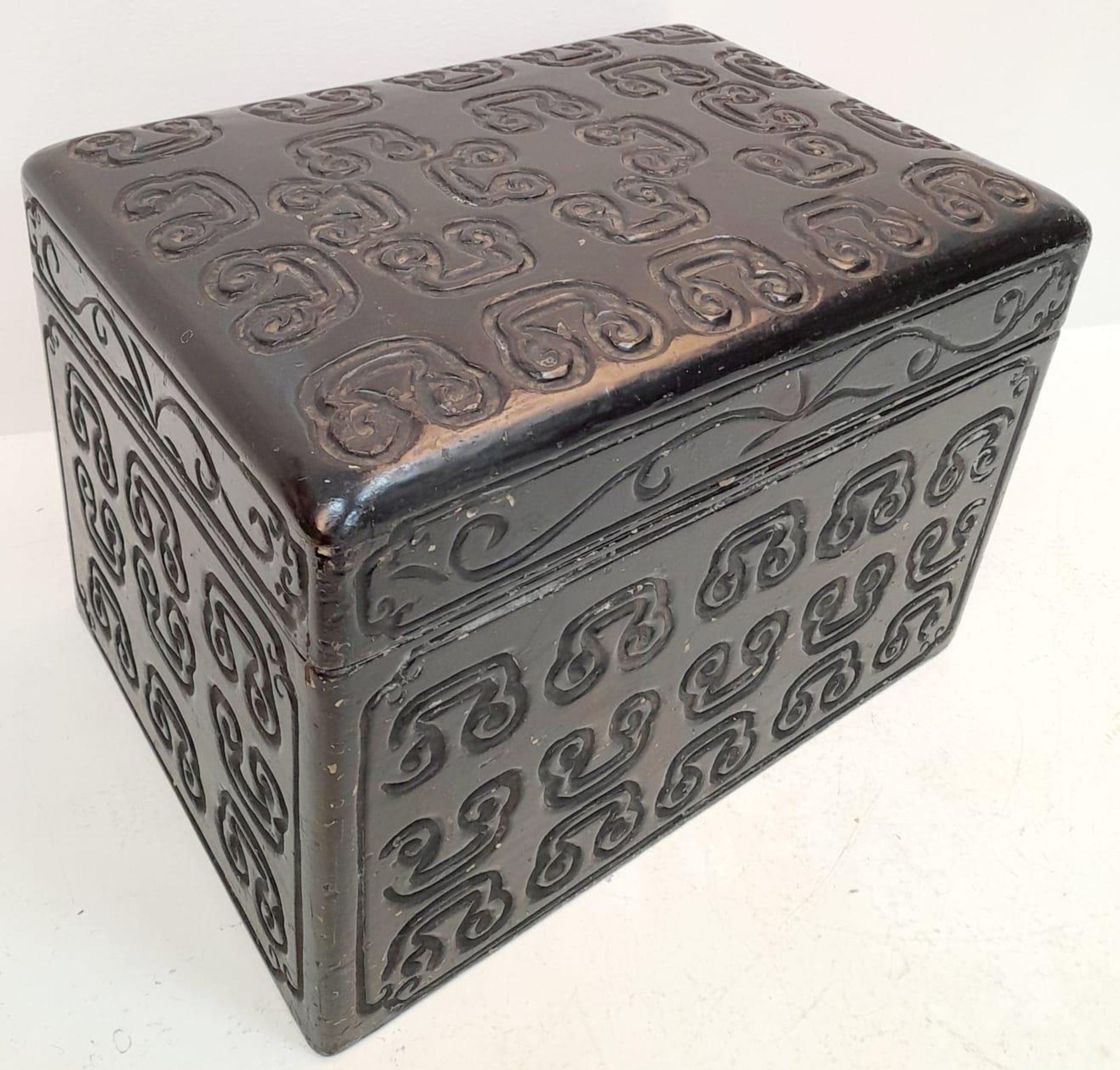 A Fascinating and Wonderful Antique Chinese Large Lacquered Box - 18th century, possibly earlier. - Image 3 of 7