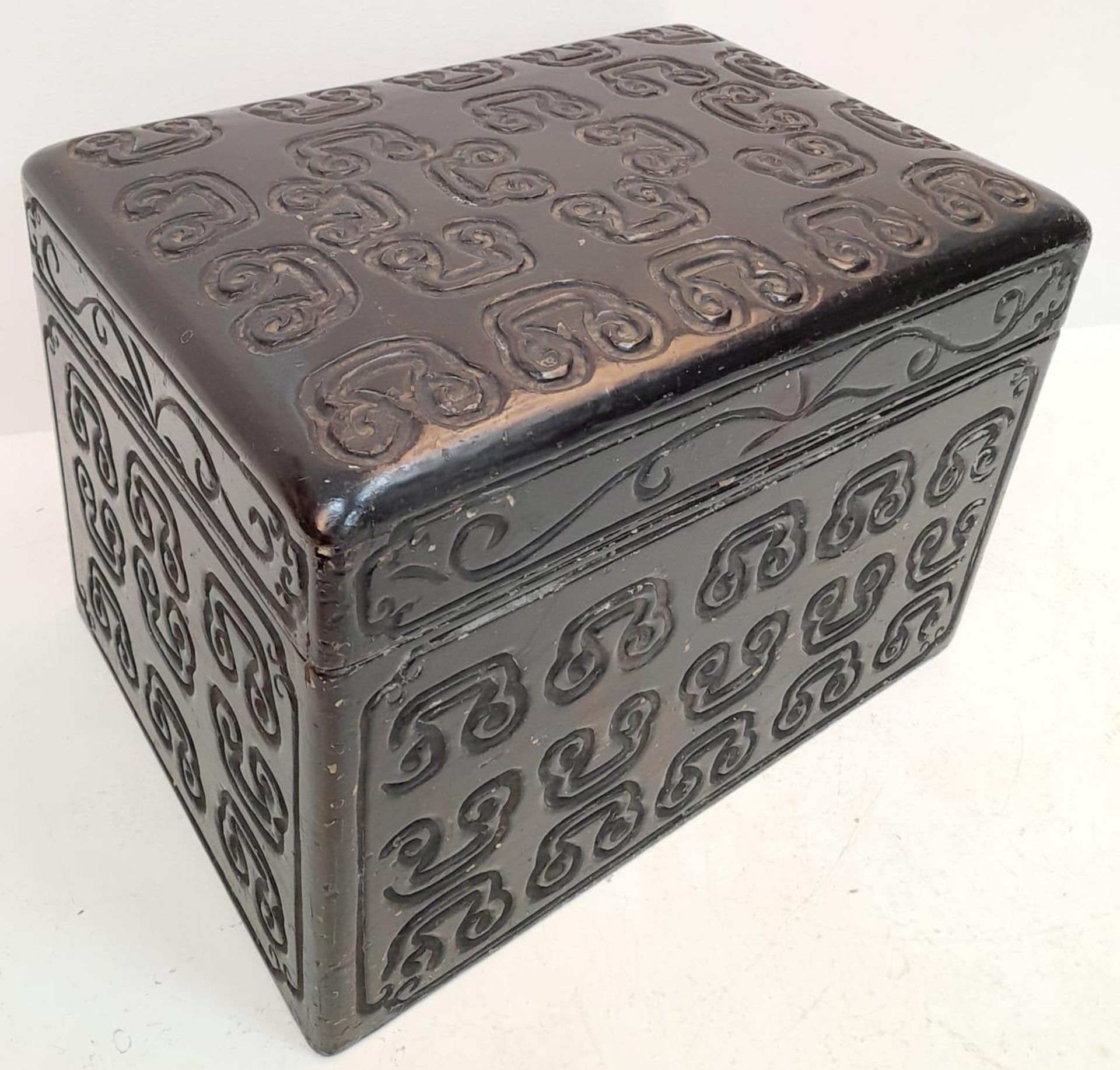 A Fascinating and Wonderful Antique Chinese Large Lacquered Box - 18th century, possibly earlier. - Bild 3 aus 7