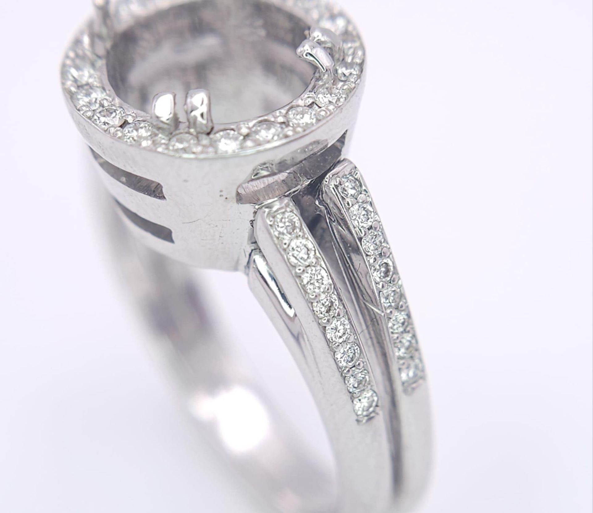 AN 18K WHITE GOLD DIAMOND RING - SET HALO MOUNT WITH DIAMOND SET SPLIT SHOULDERS. SHANK RING MOUNT - Image 3 of 8
