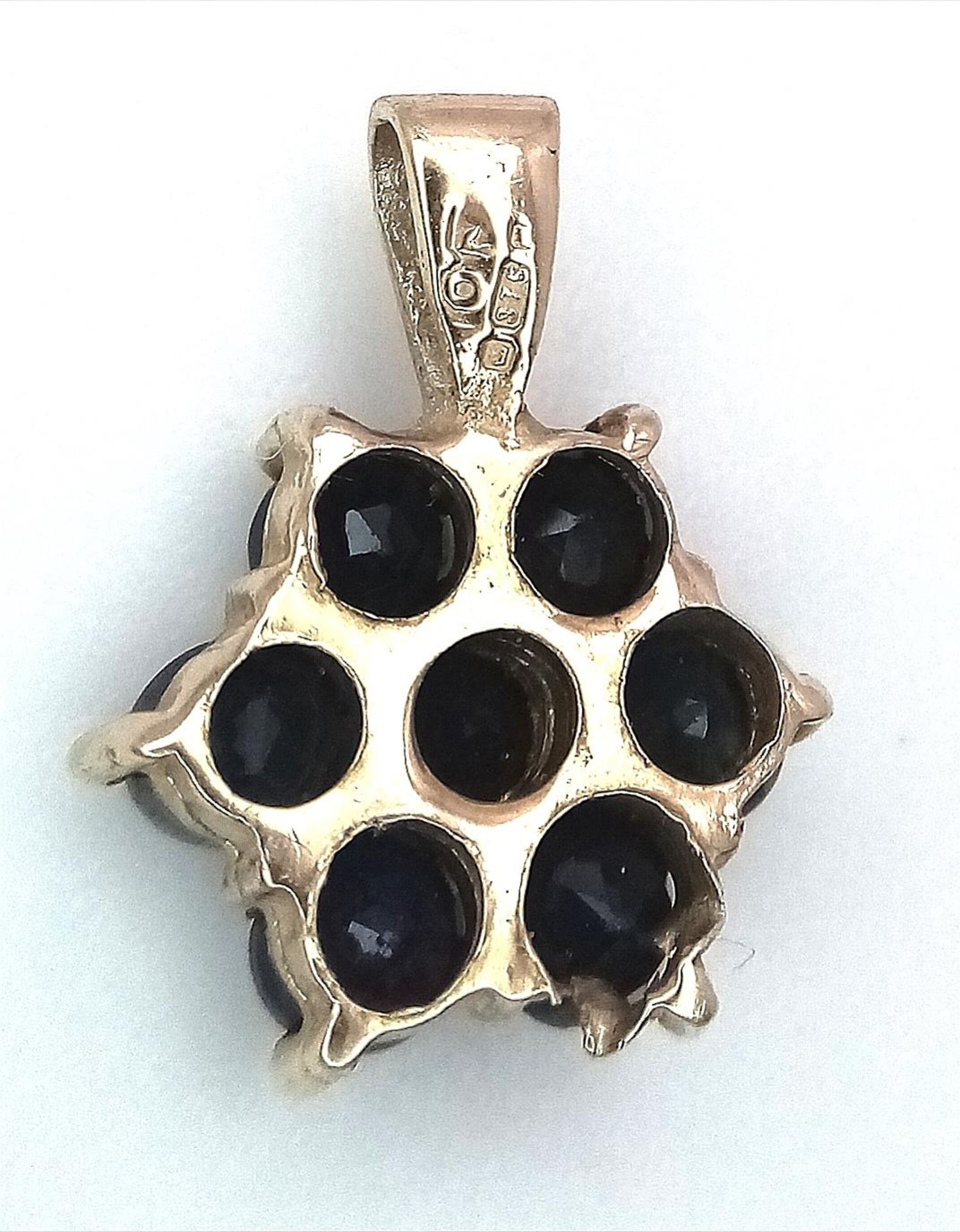 A 9K Yellow Gold Blue Stone (probably sapphire) Cluster Pendant. 1.4cm length, 1.1g total weight. - Bild 3 aus 7