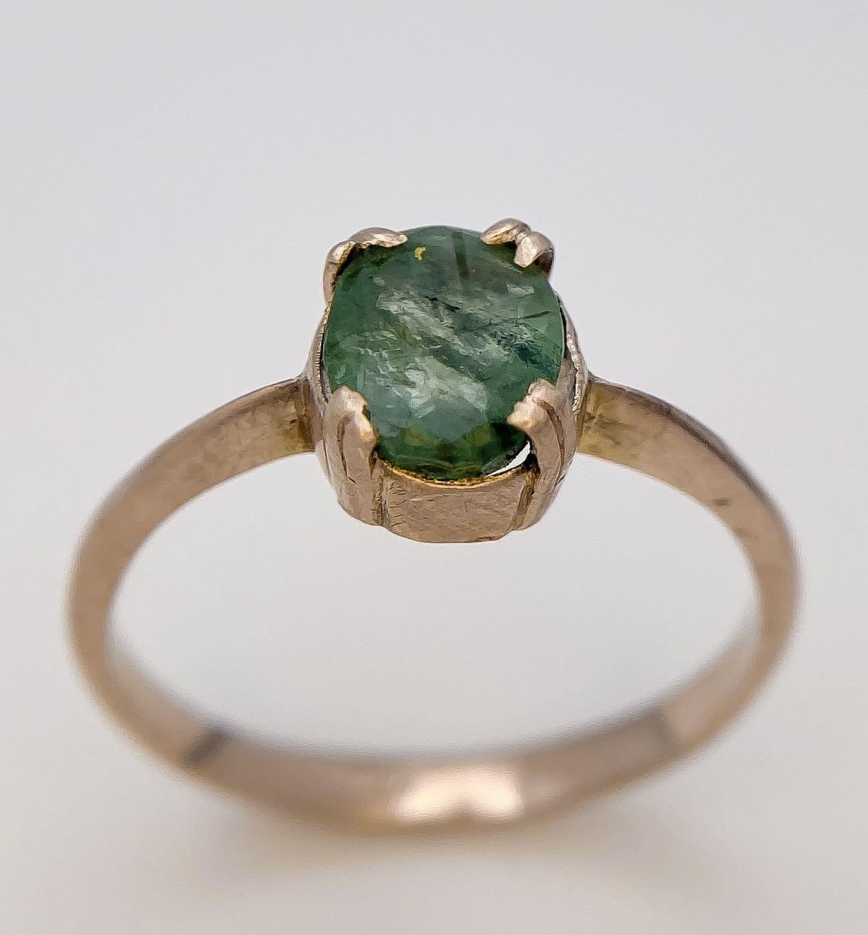 An 18K Yellow Gold Emerald Solitaire Ring. Size O. 2.12g - Bild 2 aus 6