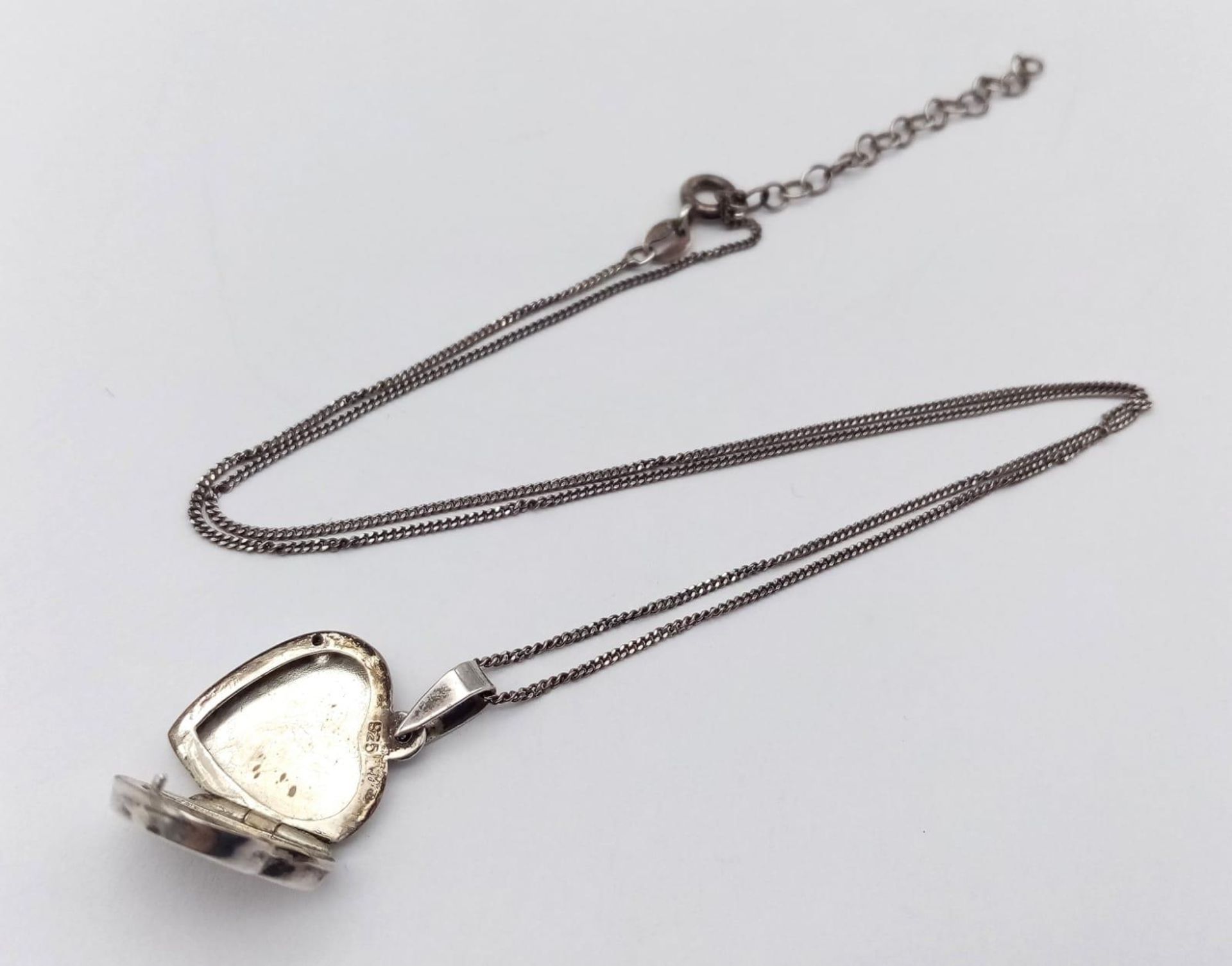 A 925 silver heart locket pendant on silver chain. Total weight 4.2G. Total length 46cm. - Image 2 of 7