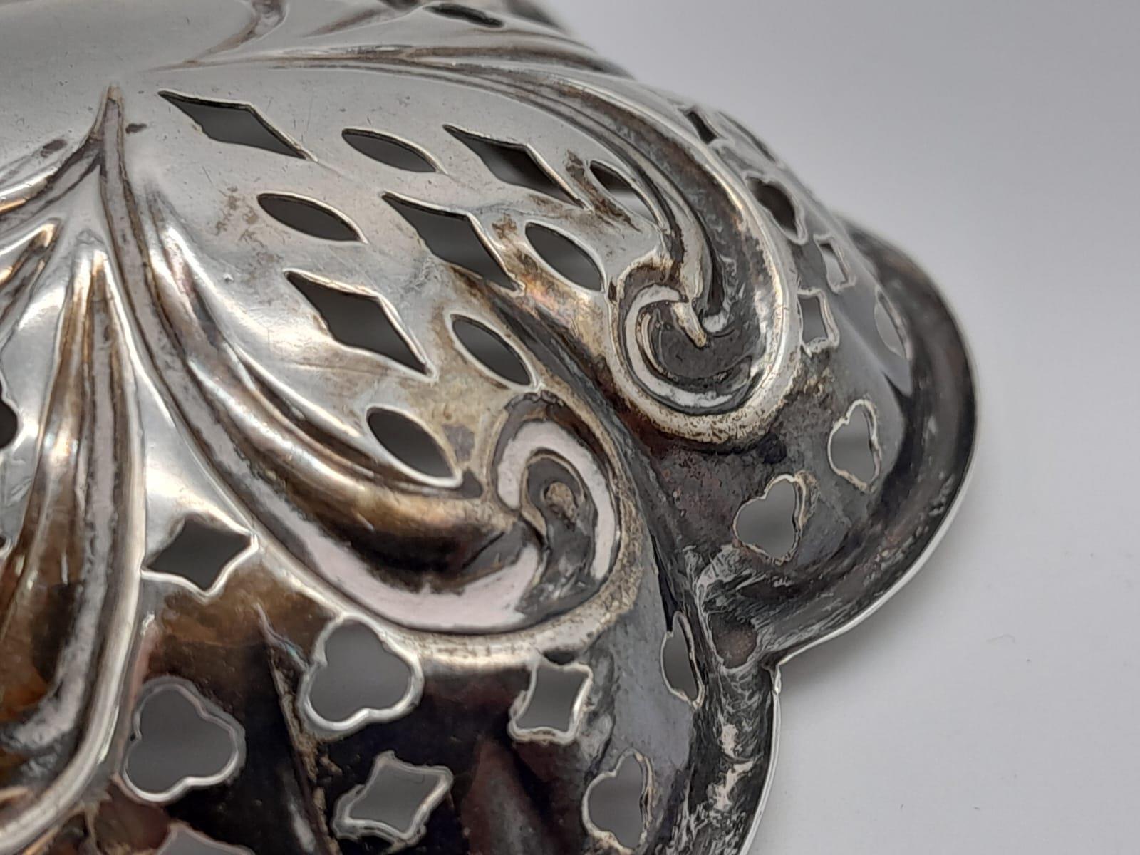 A VINTAGE SOLID SILVER SWEET DISH IN A PIERCED FRUIT DESIGN . 36.4gms 10cms TALL - Image 7 of 9