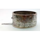 A vintage sterling silver click-on bangle with fabulous floral engravings. Come with full Birmingham