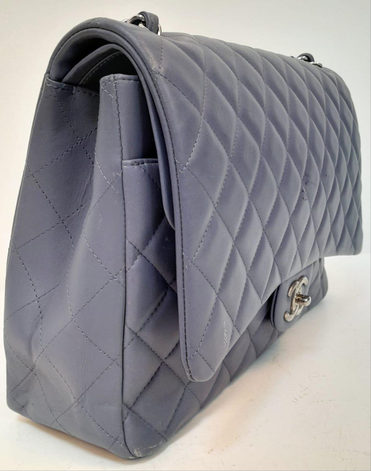 A Chanel Jumbo Double Flap Maxi Bag. Blue quilted caviar leather exterior with a large slip pocket - Bild 3 aus 14