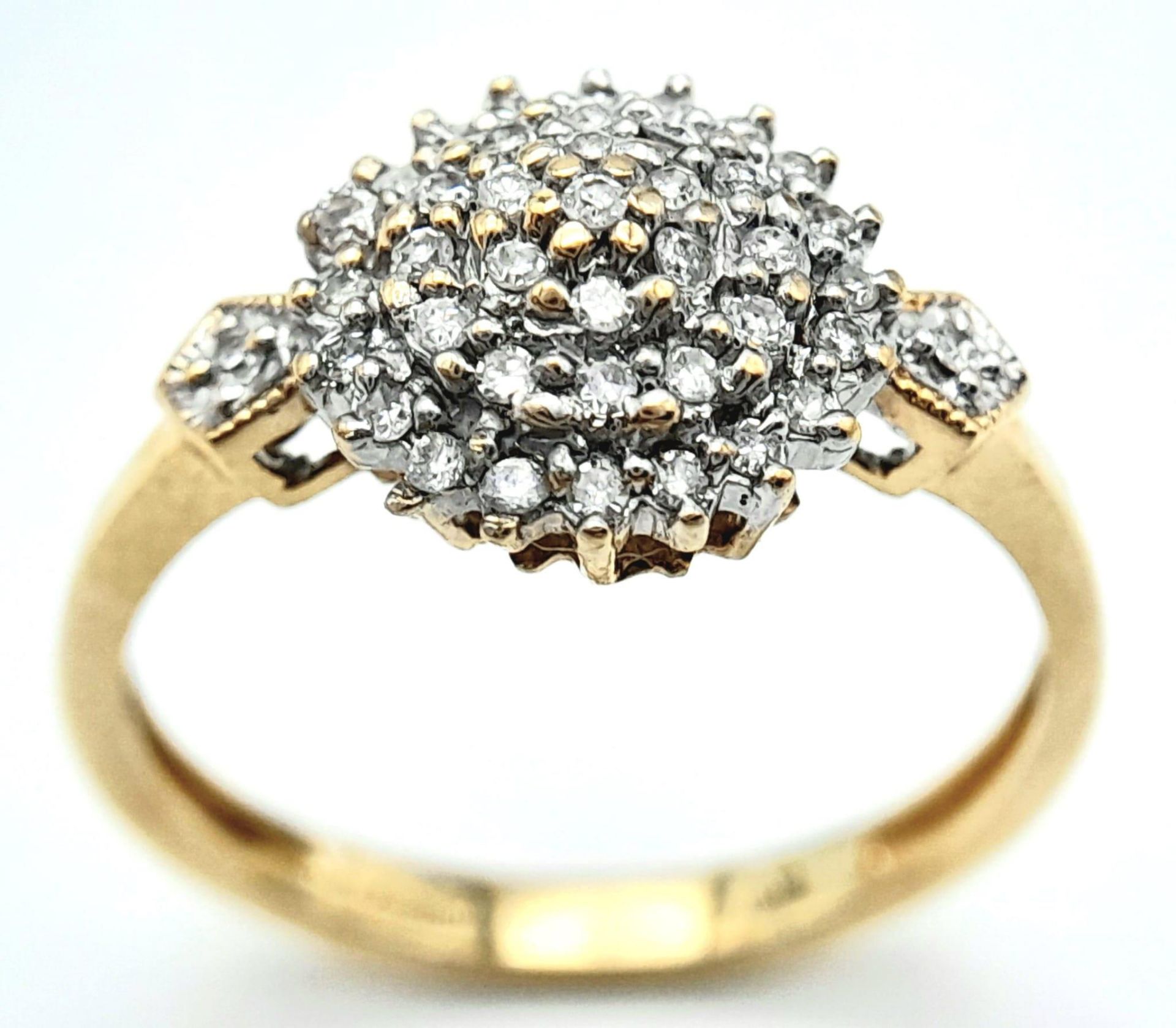 A 9K YELLOW GOLD DIAMOND SET CLUSTER RING. 0.25CTW. 2.2G. SIZE Q. - Bild 2 aus 6