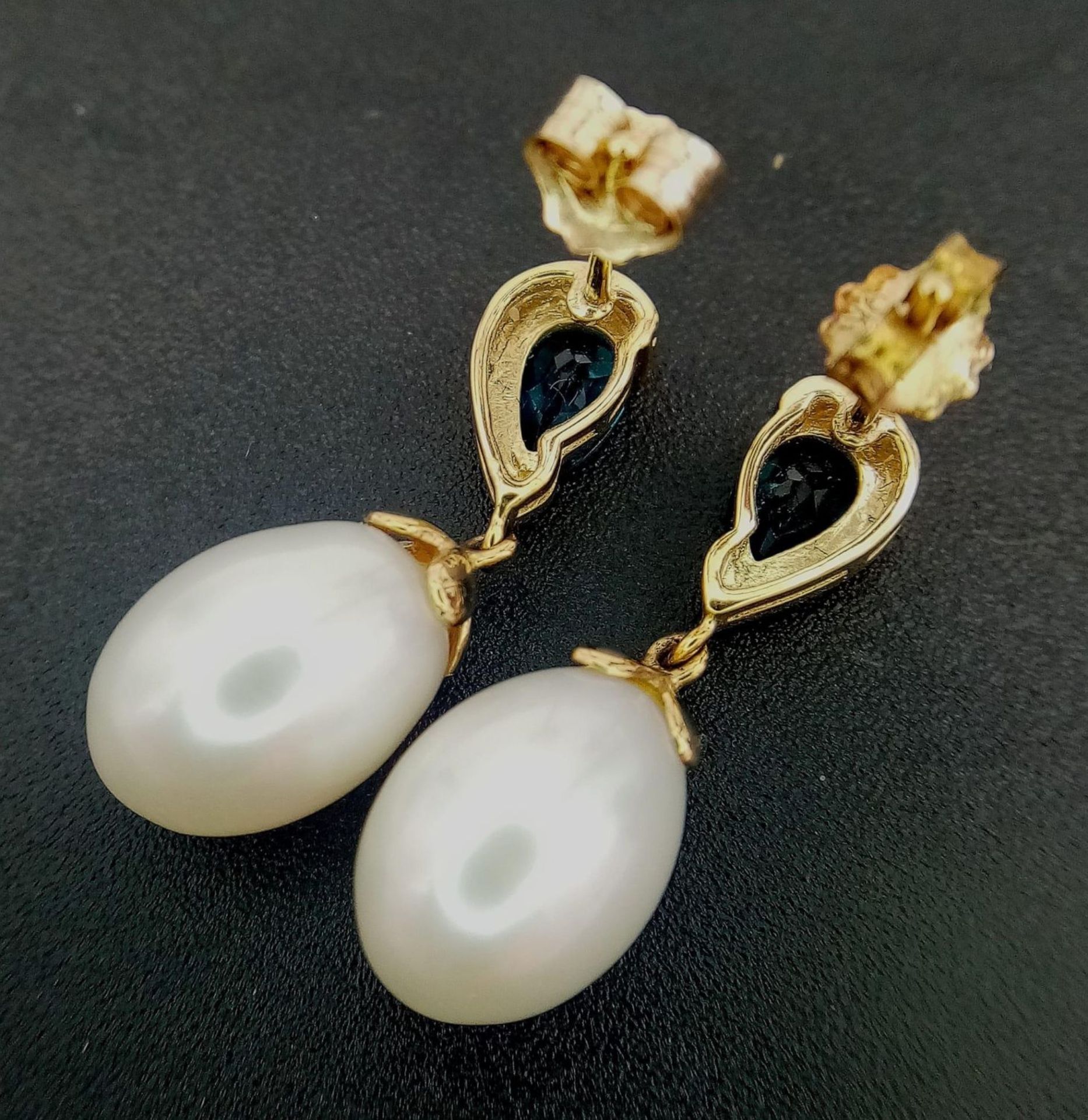 A Pair of White Pearl and London Blue Topaz 9K Gold Drop Earrings. 3.6g total weight. - Bild 9 aus 14