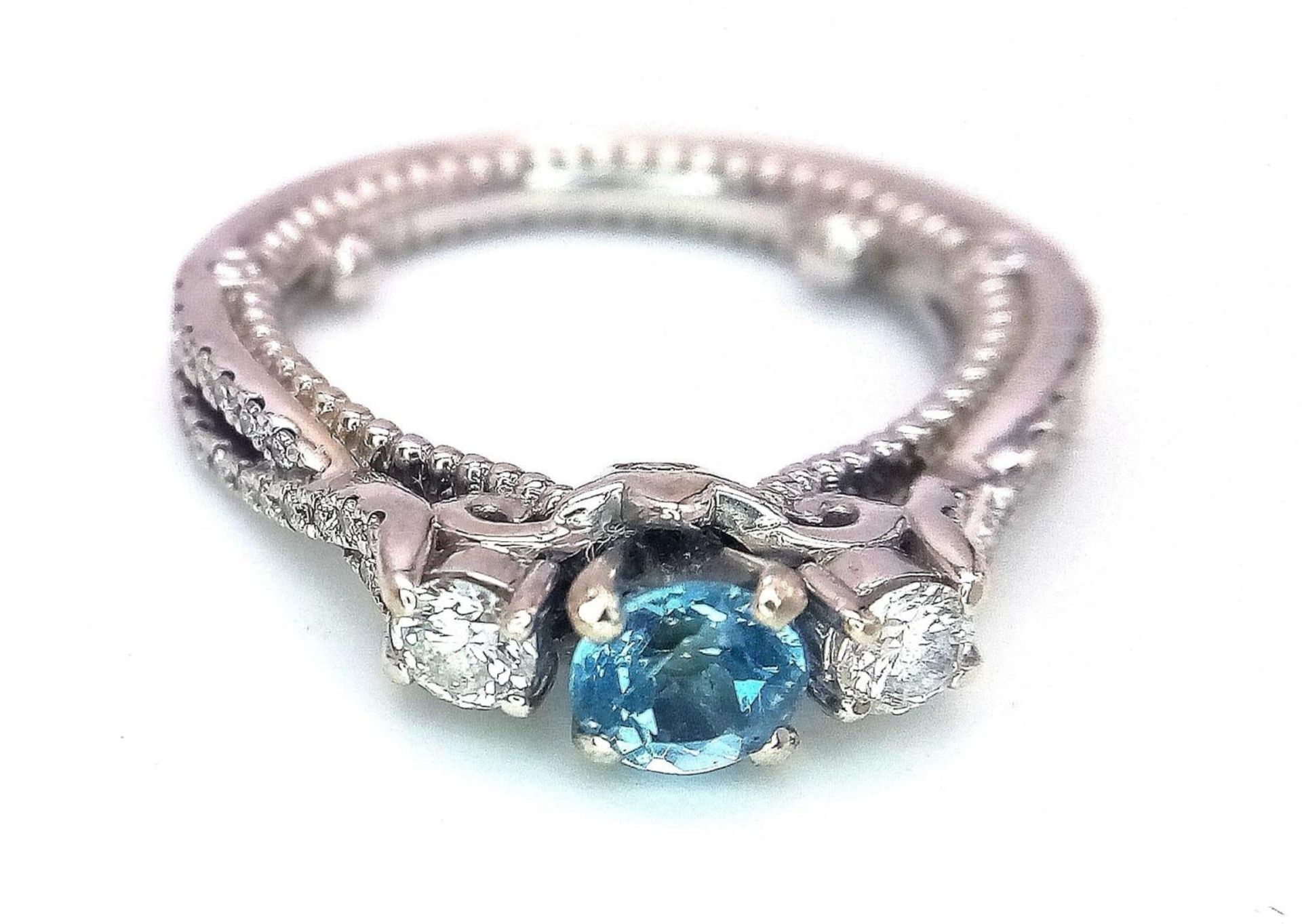 A STUNNING 18K WHITE GOLD DIAMOND & TOPAZ TRILOGY RING, APPROX 0.40CT TOPAZ CENTRE AND 0.45CT - Bild 11 aus 16