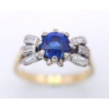 AN 18K YELLOW GOLD VINTAGE DIAMOND & SAPPHIRE RING. 3.7G. SIZE P.