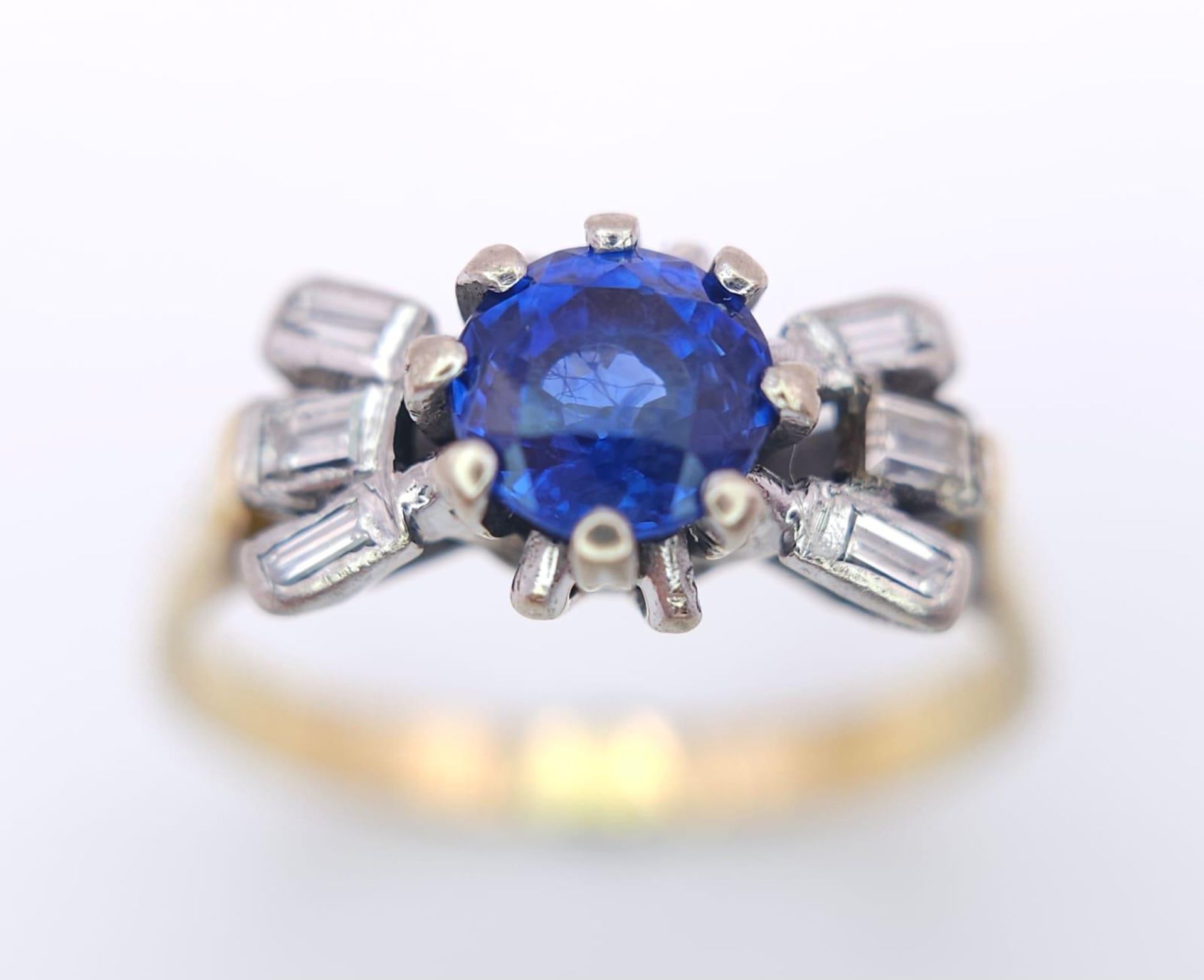 AN 18K YELLOW GOLD VINTAGE DIAMOND & SAPPHIRE RING. 3.7G. SIZE P.