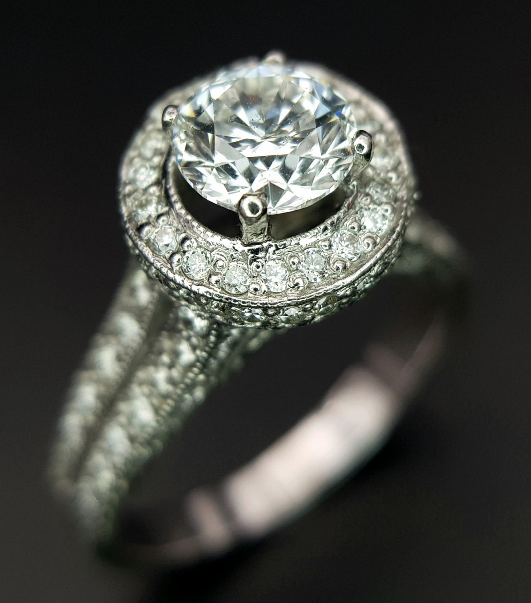 An 18 K white gold ring with a brilliant cut diamond (1.01 carats) surrounded by diamonds on the top - Bild 2 aus 22