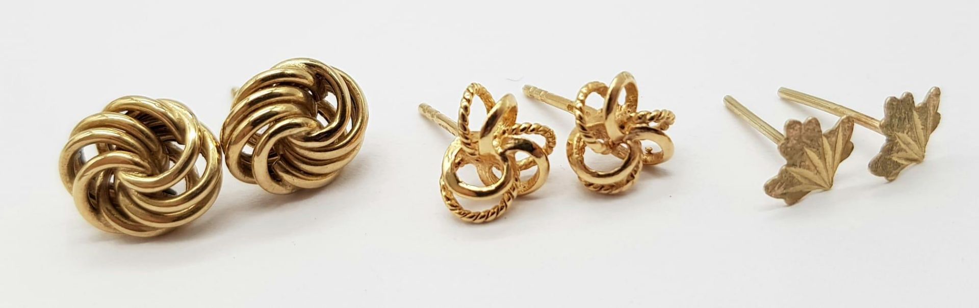 Three Pairs of 9K Yellow Gold Different Style Earrings - Knot, leaf and entwined. No backs. 1.9g - Image 3 of 5