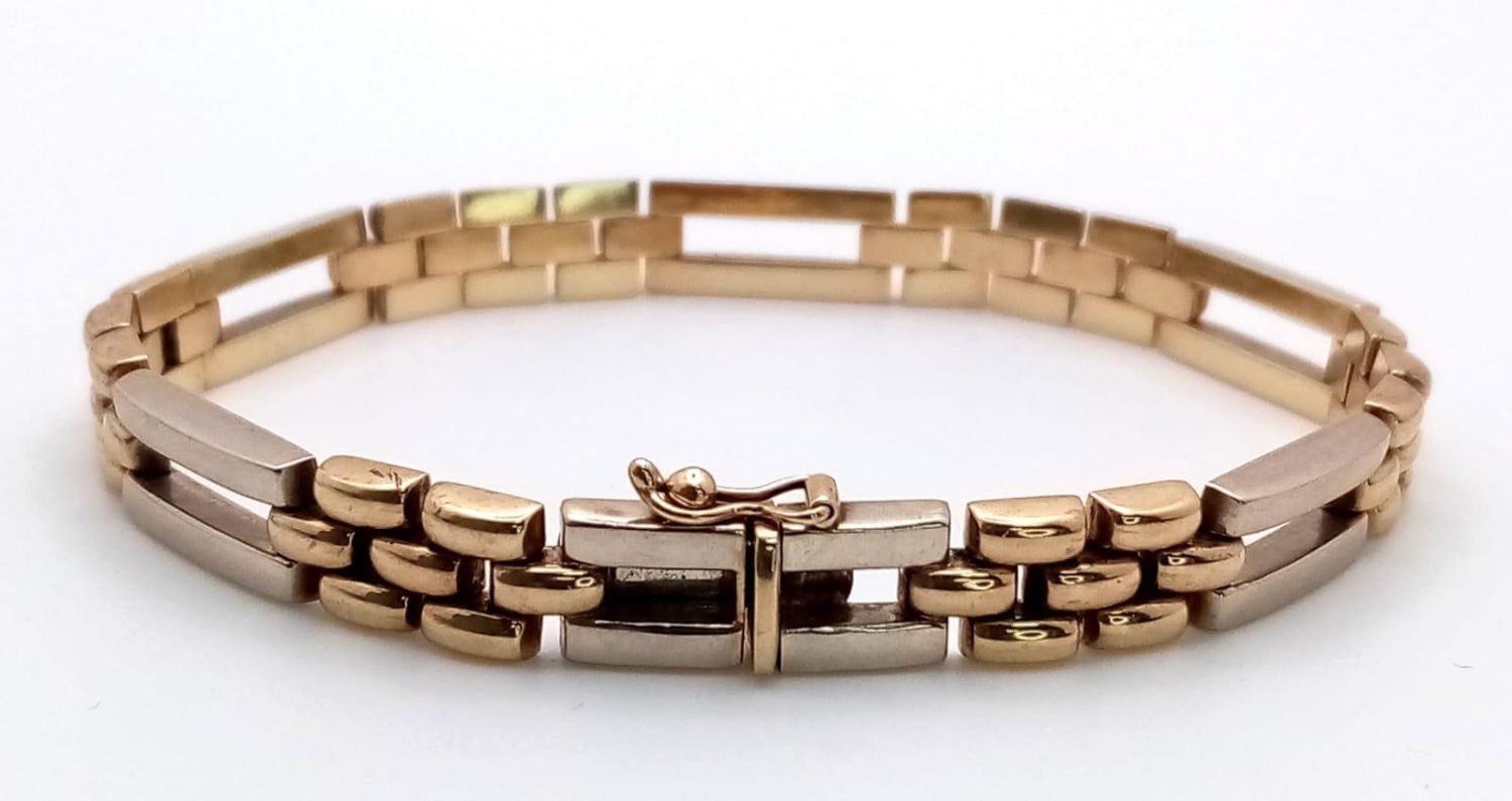 A Stylish Italian 9K Yellow Gold Geometric Bar Link Bracelet. 18cm length. 14g weight. - Image 3 of 4