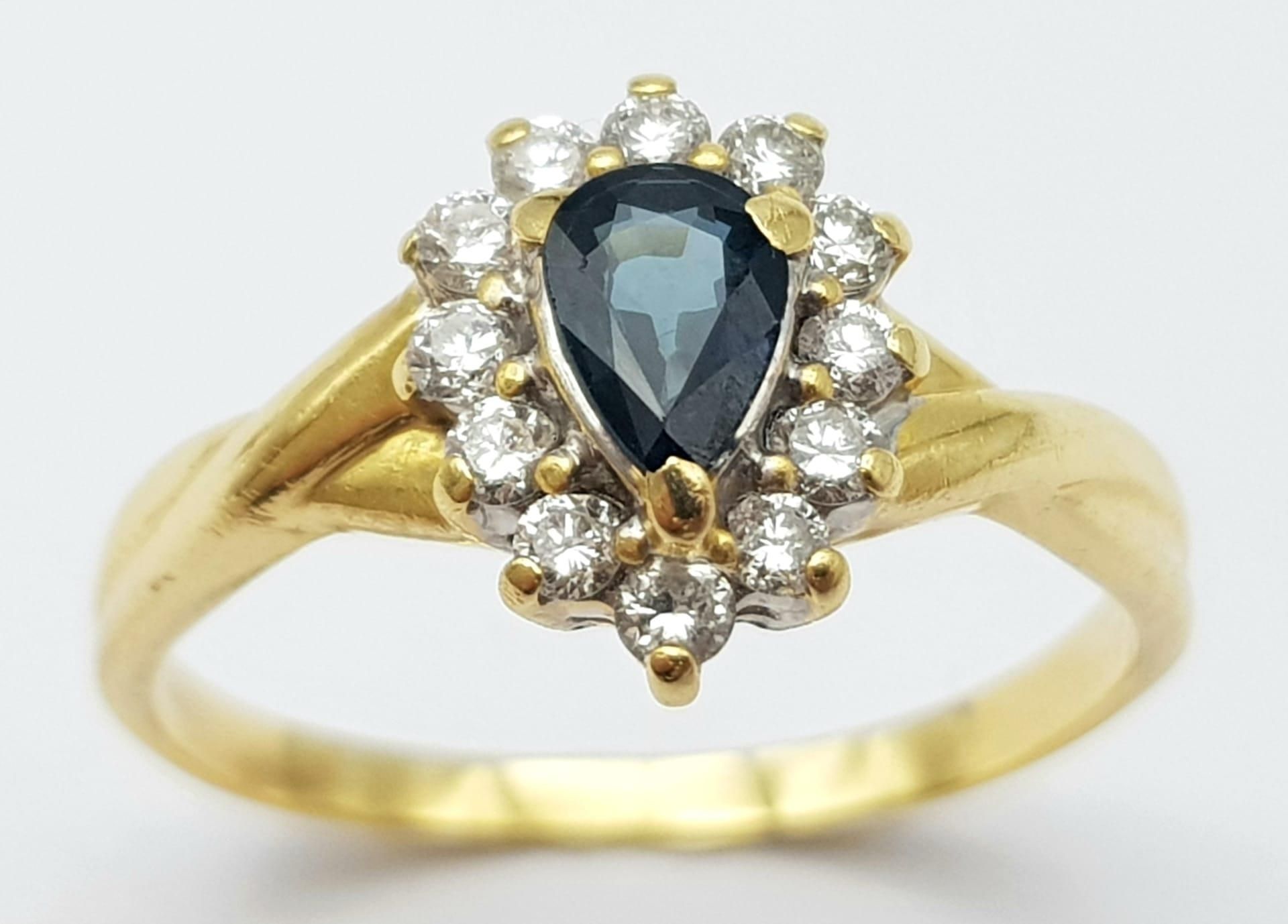 AN 18K YELLOW GOLD DIAMOND & SAPPHIRE PEAR SHAPED CLUSTER RING. 3.2G. SIZE R. - Image 2 of 5