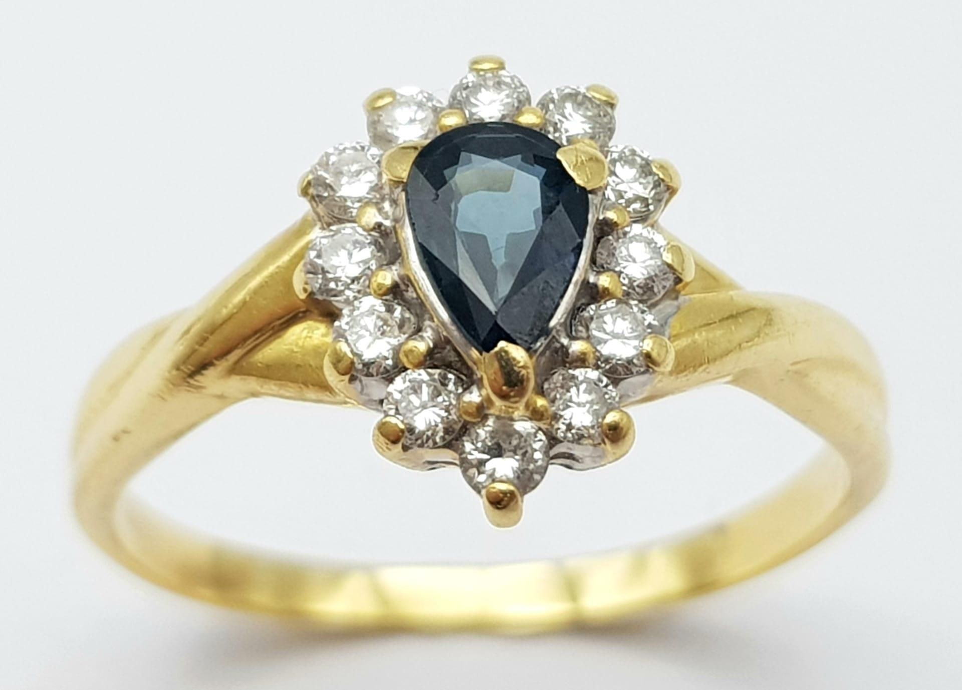 AN 18K YELLOW GOLD DIAMOND & SAPPHIRE PEAR SHAPED CLUSTER RING. 3.2G. SIZE R. - Bild 2 aus 5